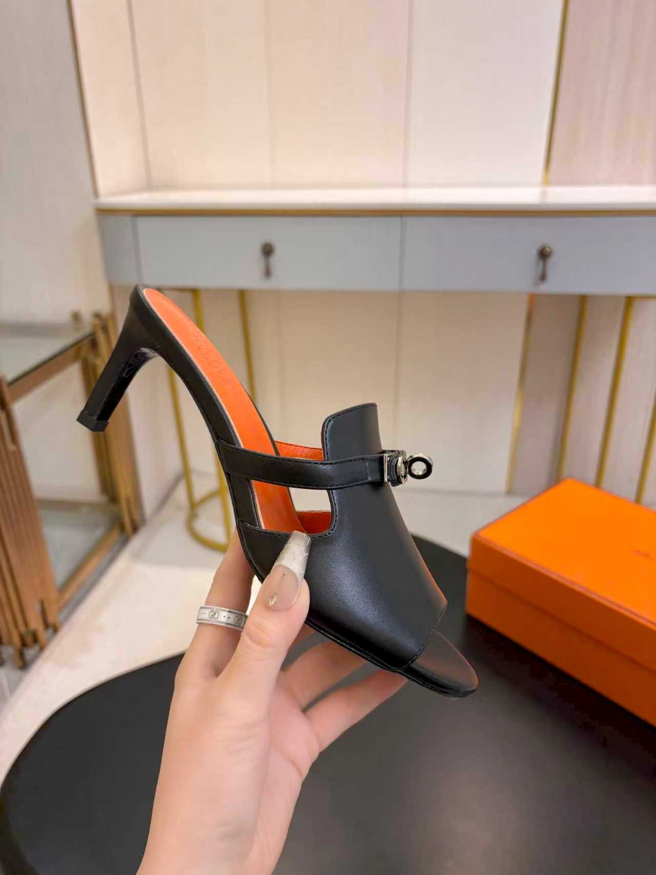 NO:749846,Hermes... a Eclair new color + popular series, enamel hardware buckle, super correct version, with a certain thickness and increased leg length!  Breathable, comfortable calfskin, spring and summer color matching, this item is both beautiful and comfortable!  Channel supply code size size 35-42 (40.41 42 customized), slippers, hermes, slippers, cowhide19860909Hermes... a Eclair 新色+爆款系列,珐琅五金扣 版型超正,有一定厚度增高显腿长！透体透气 舒适的小牛皮 春夏拼色兼具颜值舒适度的单品！ 渠道货源 码数 size 35-42（40.41 42订做）,拖鞋,hermes,slippers,cowhide,Women's Shoes