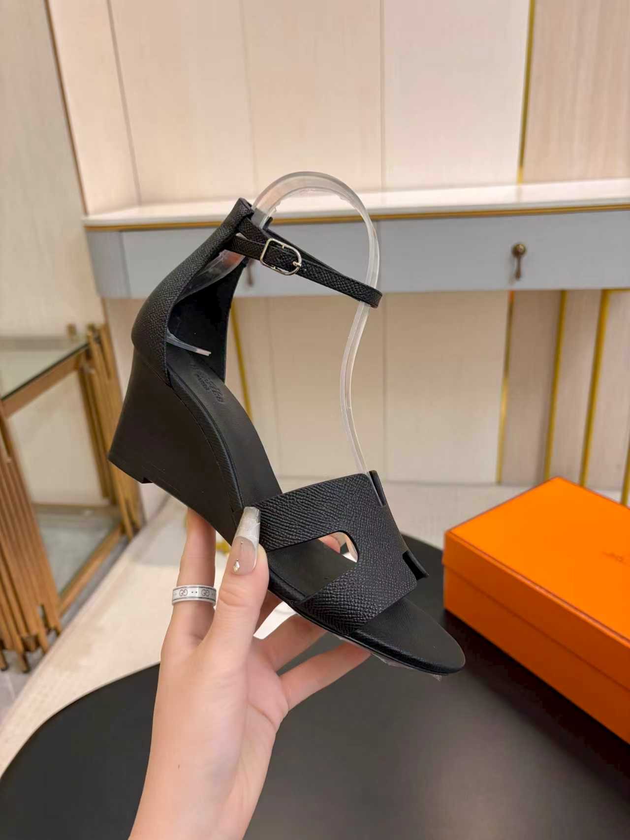 NO:749851,Continuing the classics, Hermès wedge sandals are in new colors. Hermès wedge sandals are the simplest, most durable and elegant ones I have ever seen!  !  !  It can hold any style, and it is easy to control at a height of 7cm. Each color has its own unique style. Be sure to buy this one. It is truly classic, easy to wear and look good!  Fabric: imported cowhide, sheepskin lining, sheepskin feet, Italian genuine leather outsole size 35-42 (40.41 42 customized, non-returnable and non-exchangeable), sandals, hermes, hermes, sandals, cowhide, sheepskin, Leather soles19860909将经典延续 Hermès 坡跟凉鞋新配色 爱马仕的坡跟凉鞋是我见过最简约最耐看最有气质的！！！任何风格都能hold住,7cm高度轻松驾驭,每个颜色都有她的独特风格,一定要入手这款,真心经典好穿好看！面料:进口牛皮,内里羊皮,羊皮垫脚,意大利真皮大底 size35-42（40.41 42定制不退不换）,凉鞋,hermes,hermes,sandals,cowhide,sheepskin,Leather soles,Women's Shoes