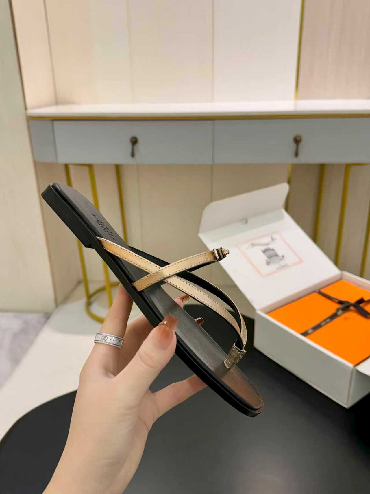 NO:749840,* Hermès 26 2026 spring and summer new products, top version Miss classic kelly buckle thin strap flip-flops series, original specific leather upper, imported mixed sheepskin lining, original Italian leather outsole, heel height 1.5cm, shoe size: 35-39 (40.41.42. Customized, non-returnable), slippers, hermes, slippers, sheepskin, Leather soles19860909* 爱玛仕 26 2026春夏新品 顶级版本 Miss 经典kelly扣细带夹脚拖鞋 系列 鞋面原版特定皮面 内里进口混种羊皮 大底原版意大利真皮大底 跟高1.5cm 鞋码:35-39（40.41.42.定做不退换）,拖鞋,hermes,slippers,sheepskin,Leather soles,Women's Shoes