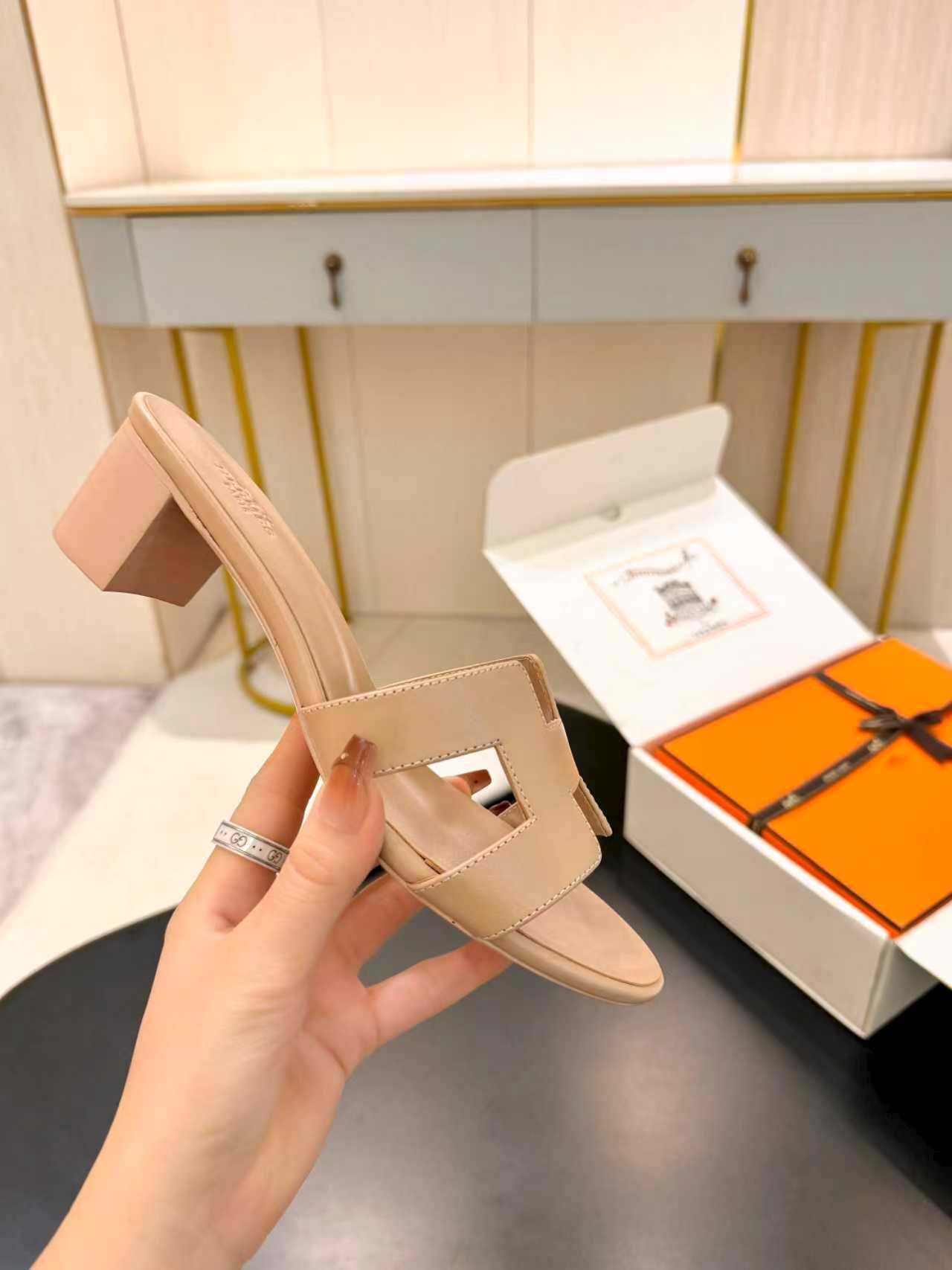 NO:749845,Natural color outsole and same color outsole (extra 10 in the airplane box) 'Latest color matching' Hermes Hermes mid-heeled H slippers Oran sandals series————————Fashionable and versatile Super comfortable Every detail is done to the extreme Original 1:1 exclusive private mold upper/original leather welt outsole SIZE35~42 (40.41.42 customized non-refundable), slippers, hermes, hermes, sandals, slippers19860909本色大底同色大底（飞机盒另加10）『最新配色』 Hermes 爱马仕中跟H拖鞋Oran凉鞋系列———————————时尚又百搭 超级舒服 每个细节都做到极致 原版1:1独家私模鞋面/原版真皮沿条大底  SIZE35~42（40.41.42定制不退不换）,拖鞋,hermes,hermes,sandals,slippers,Women's Shoes