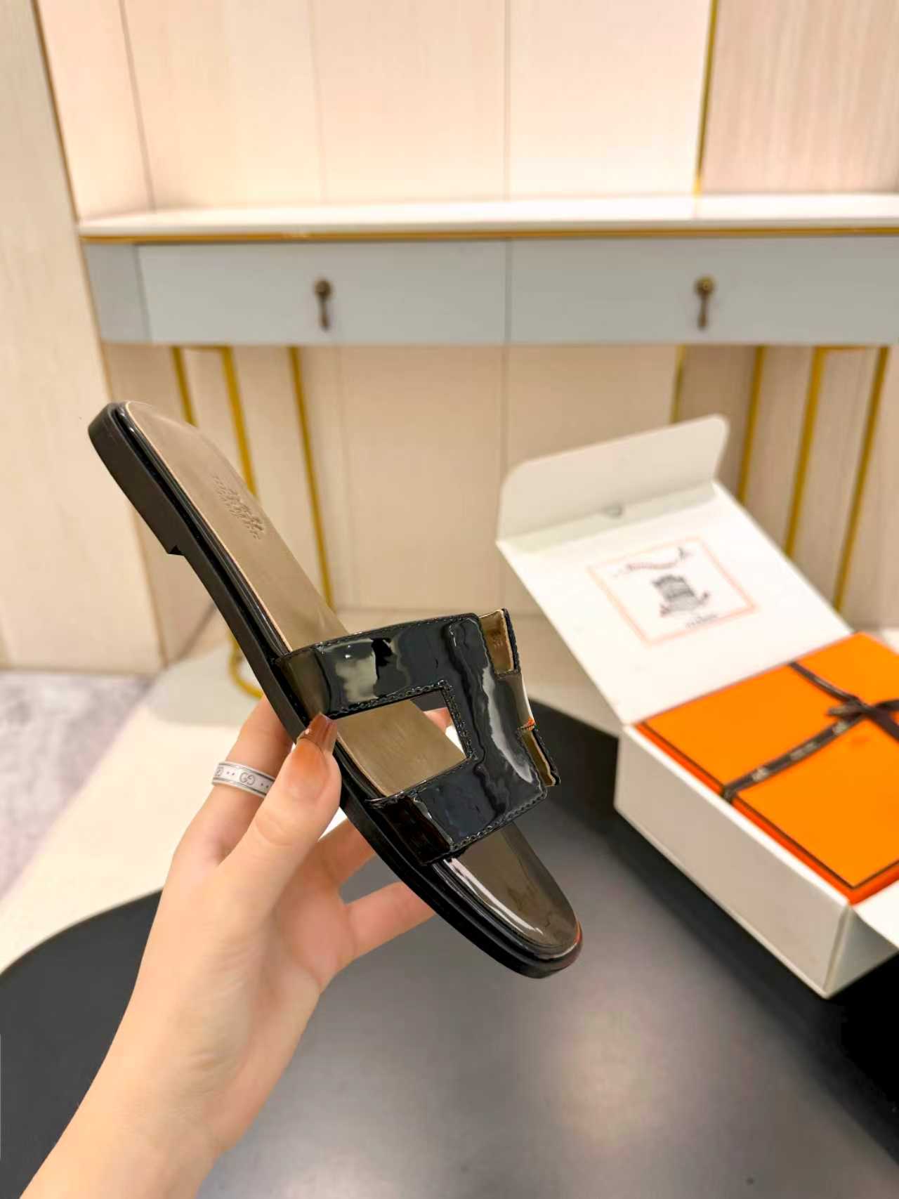 NO:749850,Original color outsole and same color outsole (extra 10 in the airplane box) 'Latest color matching' Hermes Hermes H slippers Oran sandals series————————Fashionable and versatile Super comfortable Every detail is done to the extreme Original 1:1 exclusive private mold upper/original leather welt outsole SIZE35~42 (40.41.42 customized non-refundable), slippers, hermes, hermes, sandals, slippers19860909本色大底同色大底（飞机盒另加10）『最新配色』 Hermes 爱马仕H拖鞋Oran凉鞋系列———————————时尚又百搭 超级舒服 每个细节都做到极致 原版1:1独家私模鞋面/原版真皮沿条大底  SIZE35~42（40.41.42定制不退不换）,拖鞋,hermes,hermes,sandals,slippers,Women's Shoes