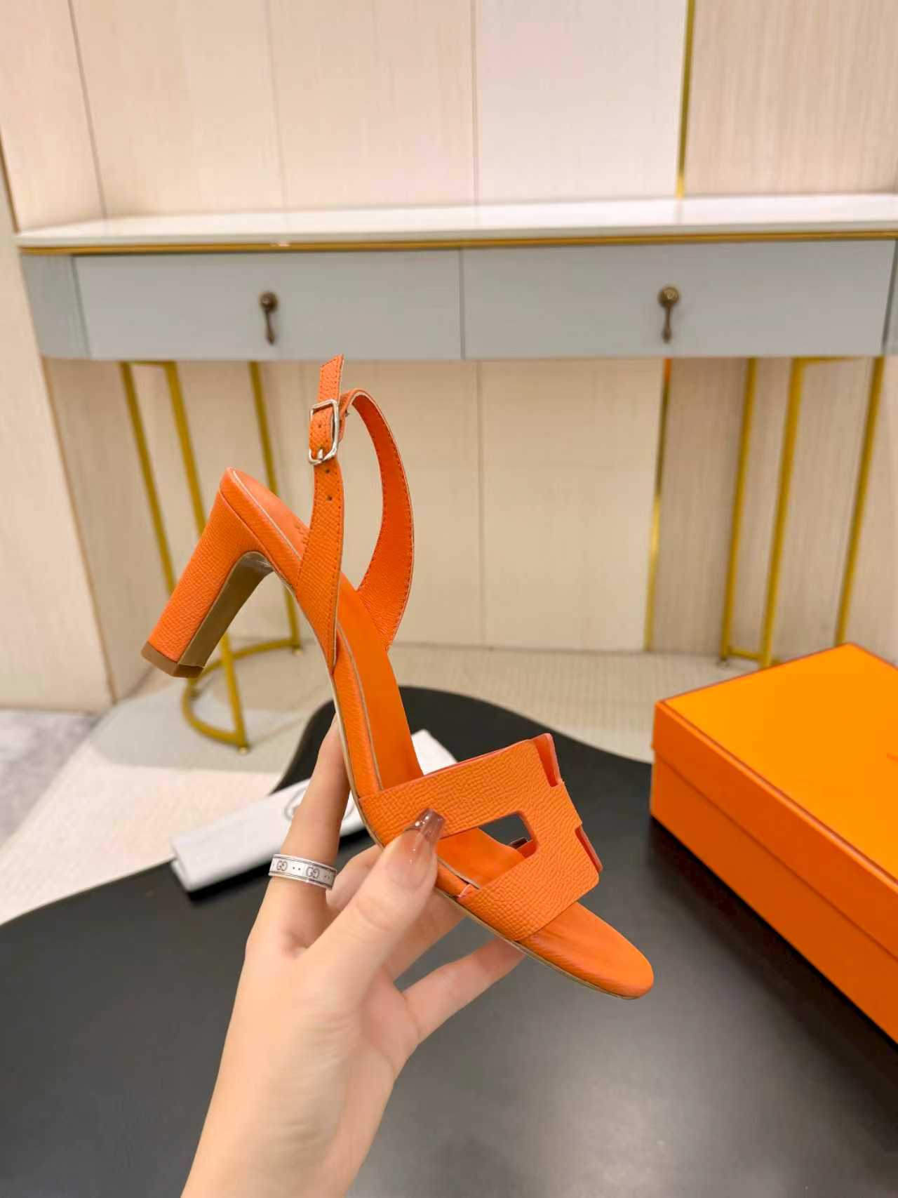 NO:749877,Hermes... a Eclair new color popular series, developed from the original version. The shape is super correct, with a certain thickness and increased leg length!  Breathable, comfortable calfskin, spring and summer color matching, this item is both beautiful and comfortable!  Heel height 7cm, size 35-42 (40.41 42 customized), sandals, hermes, sandals, cowhide19860909Hermes... a Eclair 新色爆款系列,原版开发 版型超正,有一定厚度增高显腿长！透体透气 舒适的小牛皮 春夏拼色兼具颜值舒适度的单品！ 跟高7cm size 35-42（40.41 42定做）,凉鞋,hermes,sandals,cowhide,Women's Shoes