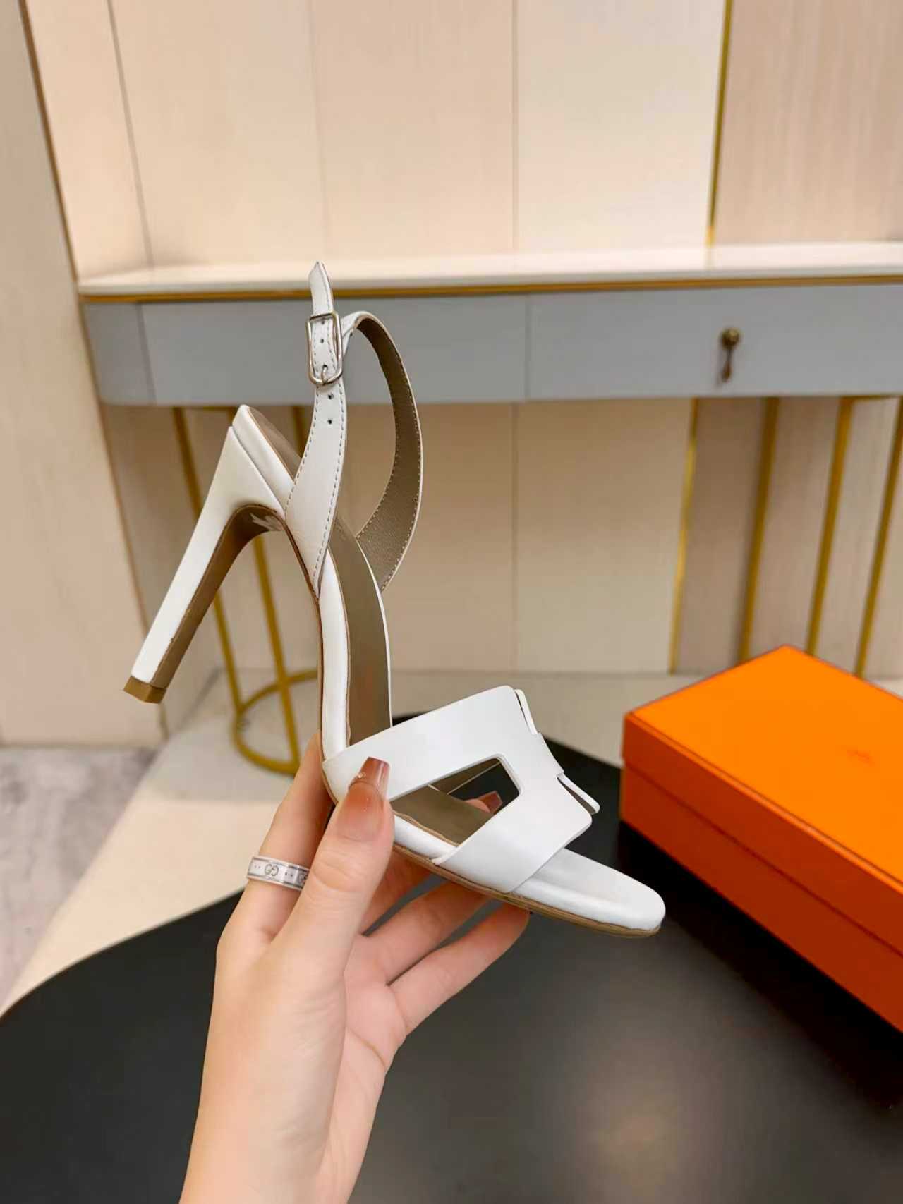 NO:749880,Hermes... a Eclair new color popular series, developed from the original version. The shape is super correct, with a certain thickness and increased leg length!  Breathable, comfortable calfskin, spring and summer color matching, this item is both beautiful and comfortable!  Heel height 9cm 10.5cm size 35-42 (40.41 42 customized), sandals, hermes, sandals, cowhide19860909Hermes... a Eclair 新色爆款系列,原版开发 版型超正,有一定厚度增高显腿长！透体透气 舒适的小牛皮 春夏拼色兼具颜值舒适度的单品！ 跟高9cm 10.5cm size 35-42（40.41 42定做）,凉鞋,hermes,sandals,cowhide,Women's Shoes