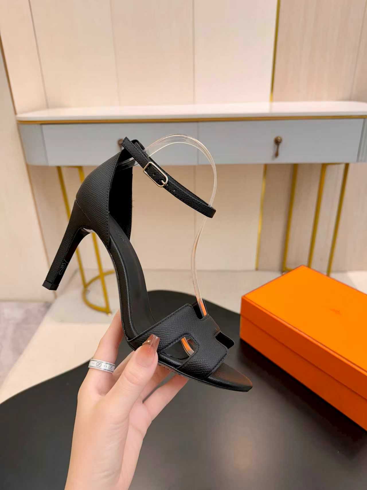 NO:749841,Hermes... a Eclair new color popular series, developed from the original version. The shape is super correct, with a certain thickness and increased leg length!  Breathable, comfortable calfskin, spring and summer color matching, this item is both beautiful and comfortable!  Heel height 7cm 9cm 10.5cm size 35-42 (40.41 42 customized), sandals, hermes, sandals, cowhide19860909Hermes... a Eclair 新色爆款系列,原版开发 版型超正,有一定厚度增高显腿长！透体透气 舒适的小牛皮 春夏拼色兼具颜值舒适度的单品！ 跟高7cm 9cm 10.5cm size 35-42（40.41 42定做）,凉鞋,hermes,sandals,cowhide,Women's Shoes