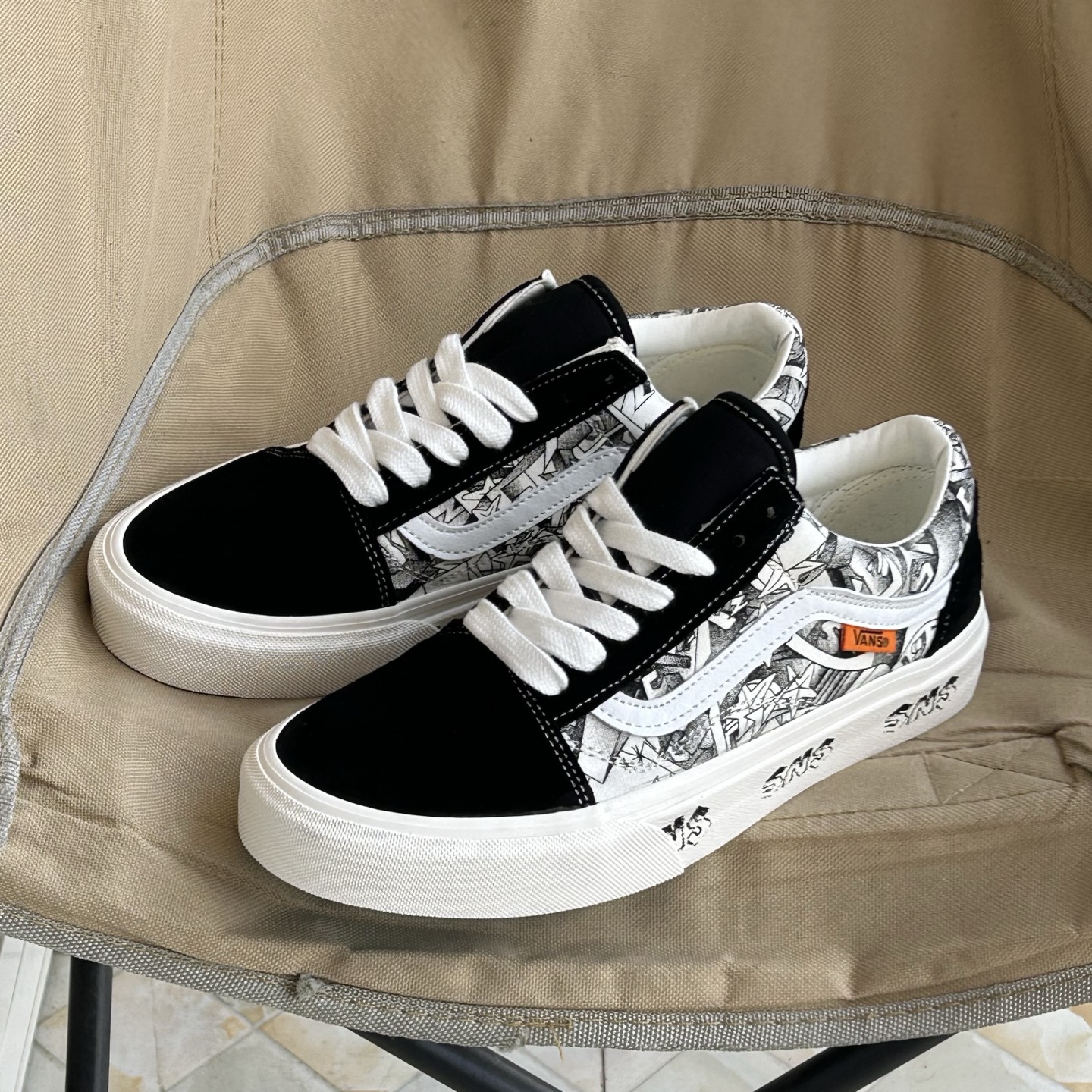 Vans Premium Old Skool 高阶系列 ，
范斯官方新款 重回复古街头巅峰
鞋面采用麂皮搭配帆布材质打造 质感拉满 从鞋型和贴合度方面重塑鞋款 增强复古属性
貨號：MZHJ
颜色：vans低帮OS款印花转印
尺码：35 36 36.5 37 38 38.5 39 40 40.5 41 42 42.5 43 44