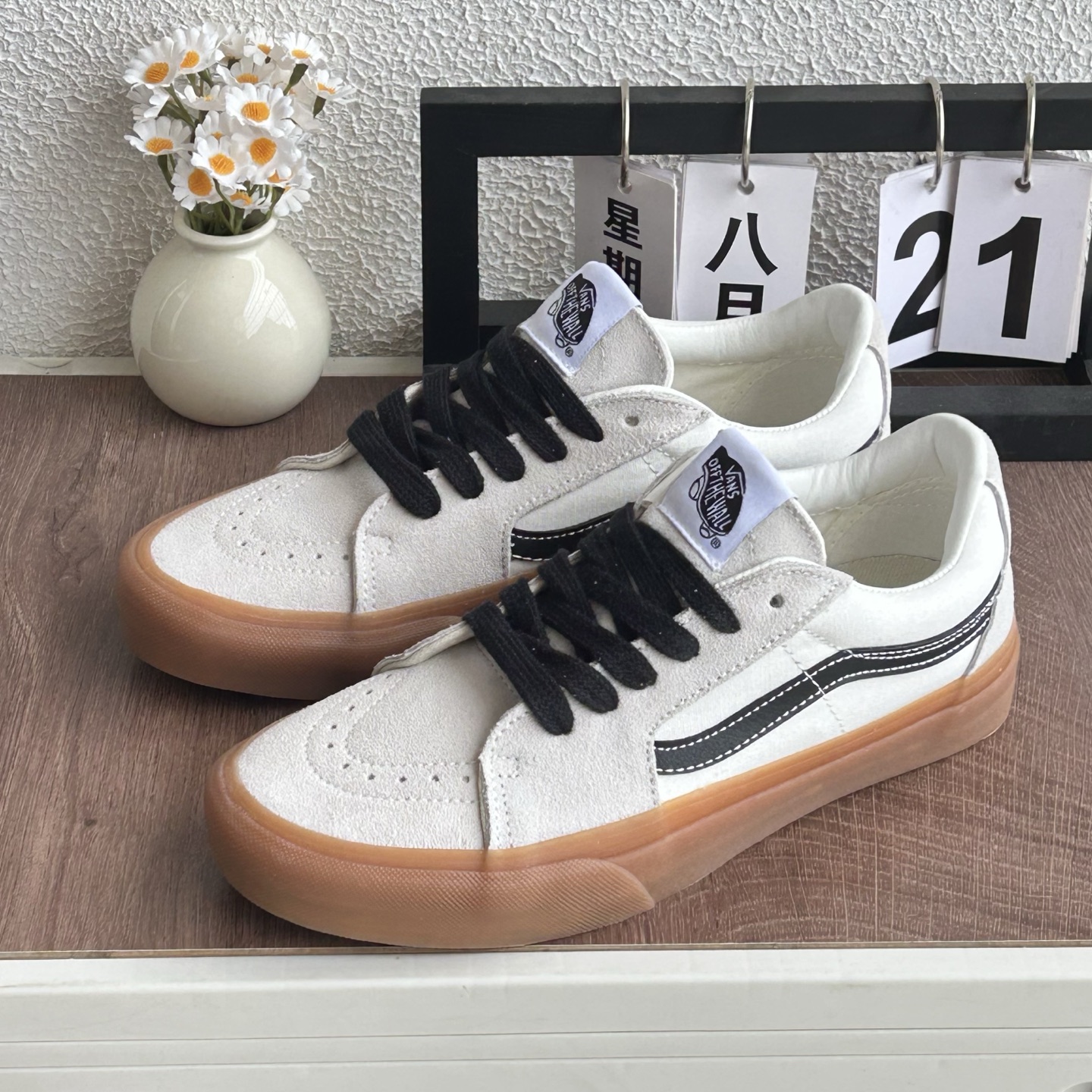 VANS 范斯 SK8-LOW 经典款 低帮 黑白 休闲板鞋帆布鞋 VN0A4UUK6BT
工艺：硫化1:1（重量1:1、真标、原钢印、材质标、鞋型标、合格证）
颜色vans低帮余文乐生胶黑条
货号：MZHJ
尺码：35 36 36.5 37 38 38.5 39 40 40.5 41 42 42.5 43 44