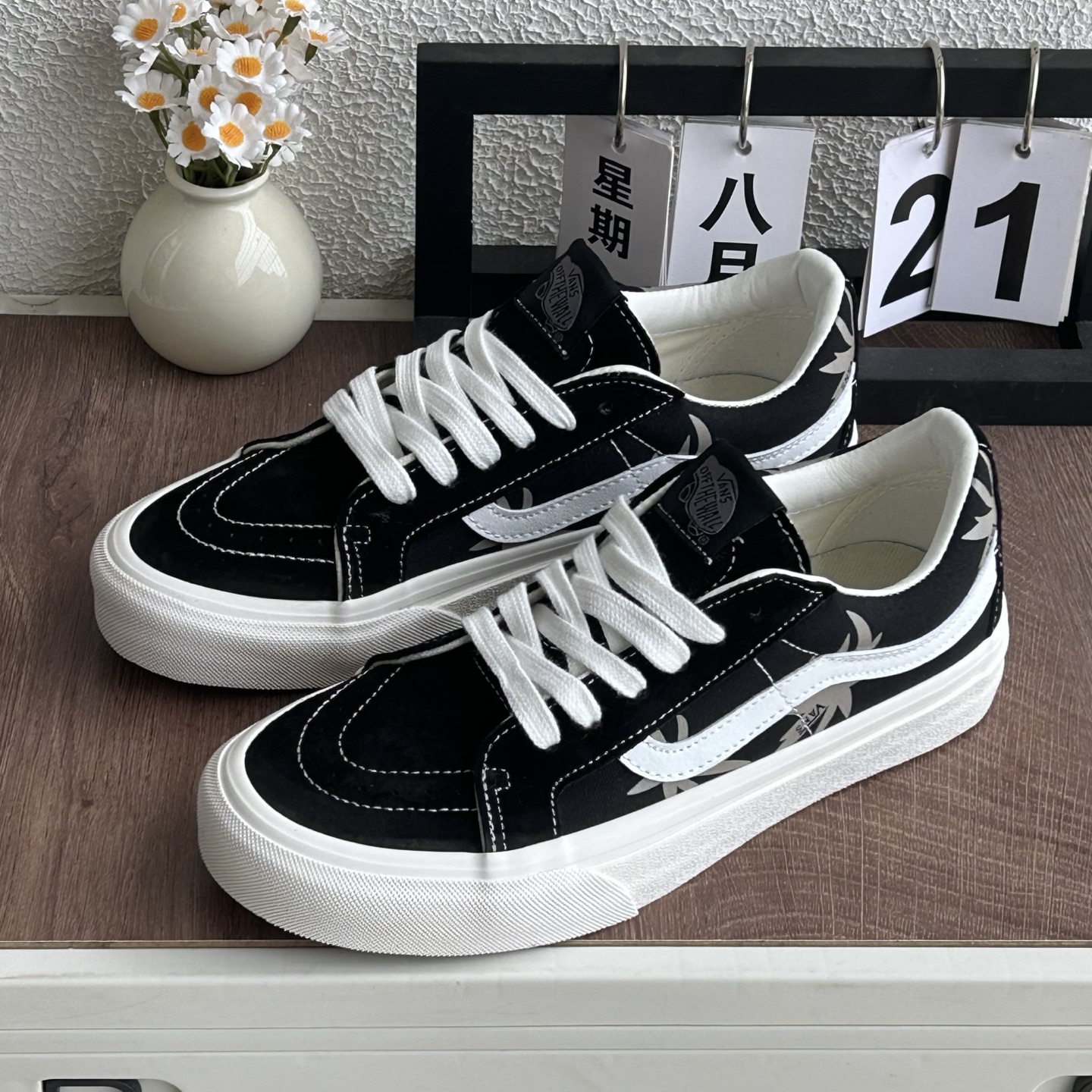 VANS 范斯 SK8-LOW 经典款 低帮 黑白 休闲板鞋帆布鞋 VN0A4UUK6BT
工艺：硫化1:1（重量1:1、真标、原钢印、材质标、鞋型标、合格证）
颜色vans低帮余文乐枫叶白条
货号：MZHJ
尺码：35 36 36.5 37 38 38.5 39 40 40.5 41 42 42.5 43 44
