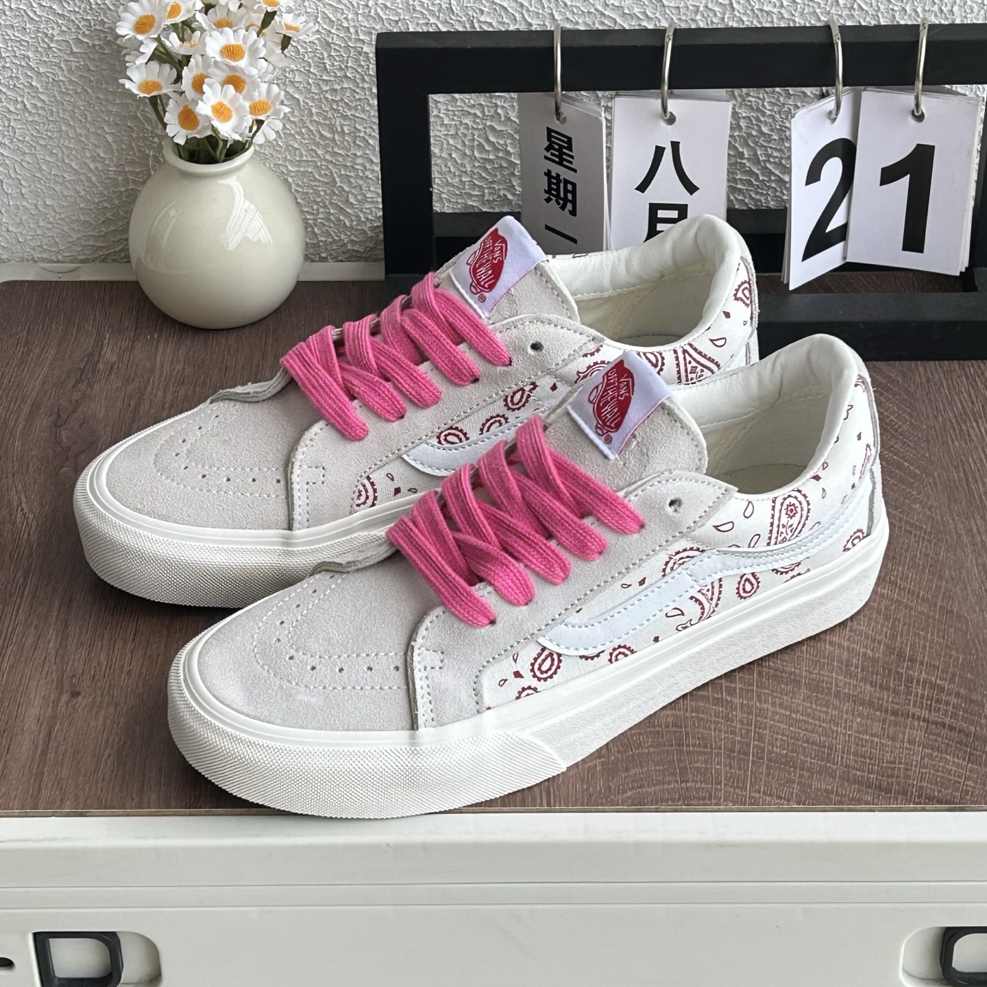 VANS 范斯 SK8-LOW 经典款 低帮 黑白 休闲板鞋帆布鞋 VN0A4UUK6BT
工艺：硫化1:1（重量1:1、真标、原钢印、材质标、鞋型标、合格证）
颜色vans低帮余文乐米白粉色腰果花
货号：MZHJ
尺码：35 36 36.5 37 38 38.5 39 40 40.5 41 42 42.5 43 44