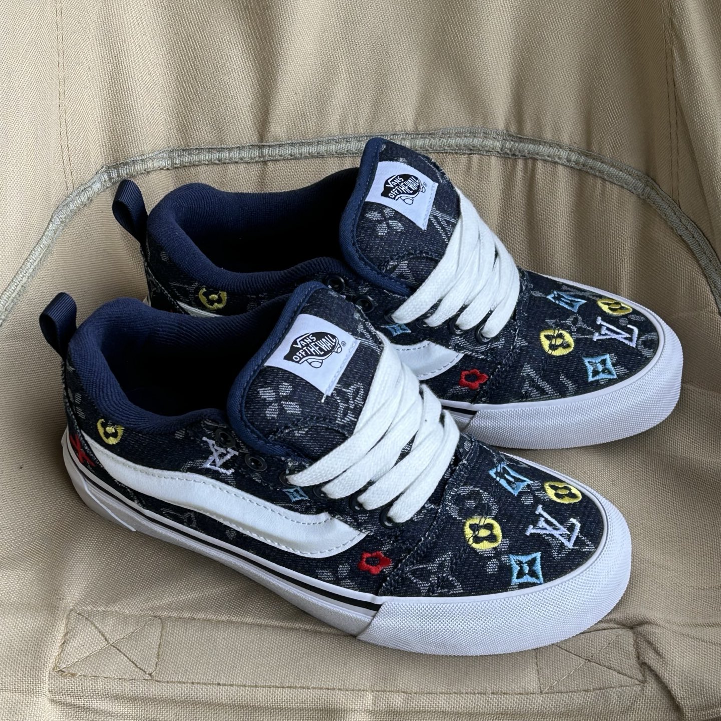 Vans Knu Skool Lv 联名 深蓝 “路易威登联名”刺绣的lv谁能不爱!全鞋身都是lv小标标!万斯也有奢侈感!今年最好的联名万斯没有之一! 货号:MZHJ 颜色:vans面包LV蓝色牛仔