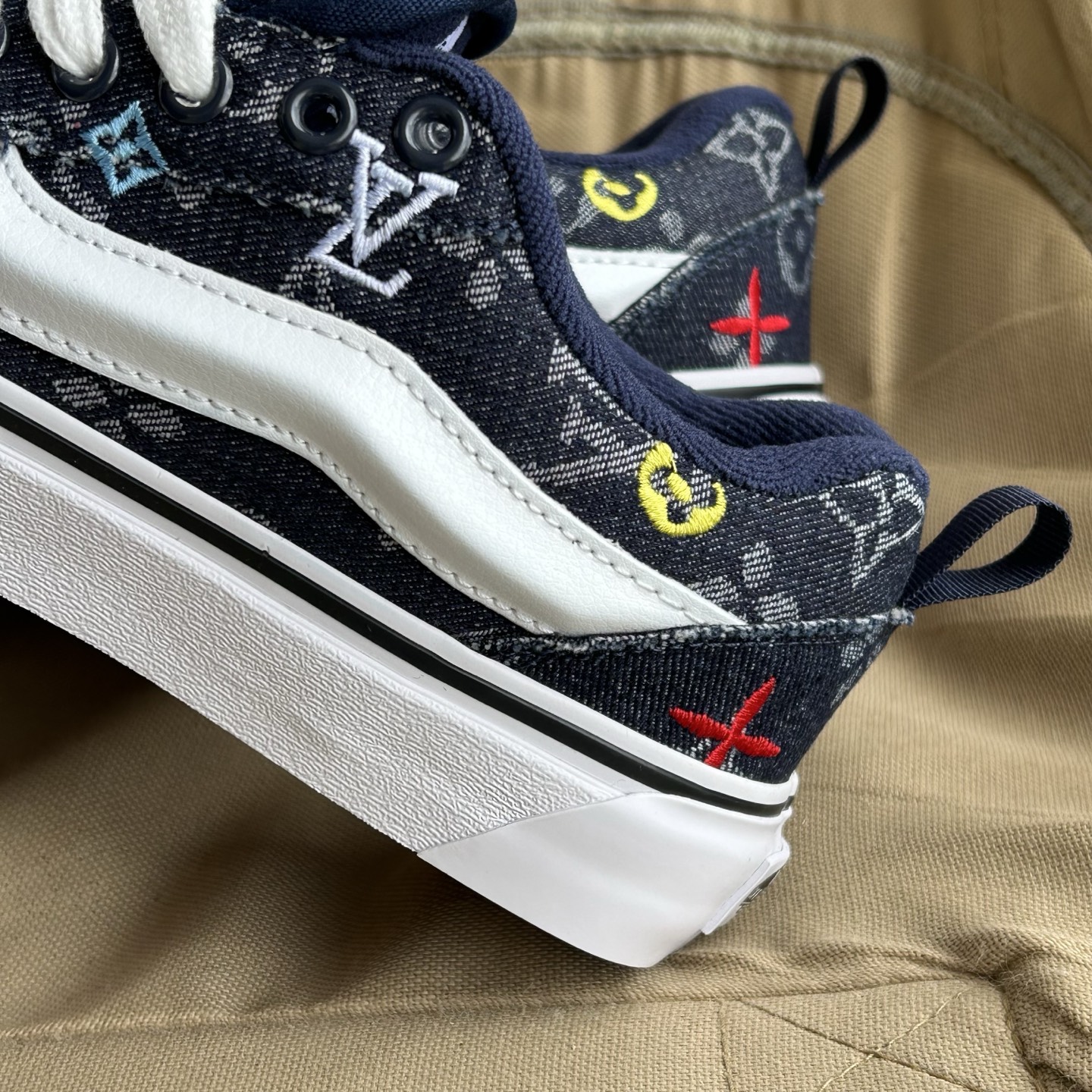 Vans Knu Skool Lv 联名 深蓝 “路易威登联名”刺绣的lv谁能不爱!全鞋身都是lv小标标!万斯也有奢侈感!今年最好的联名万斯没有之一! 货号:MZHJ 颜色:vans面包LV蓝色牛仔