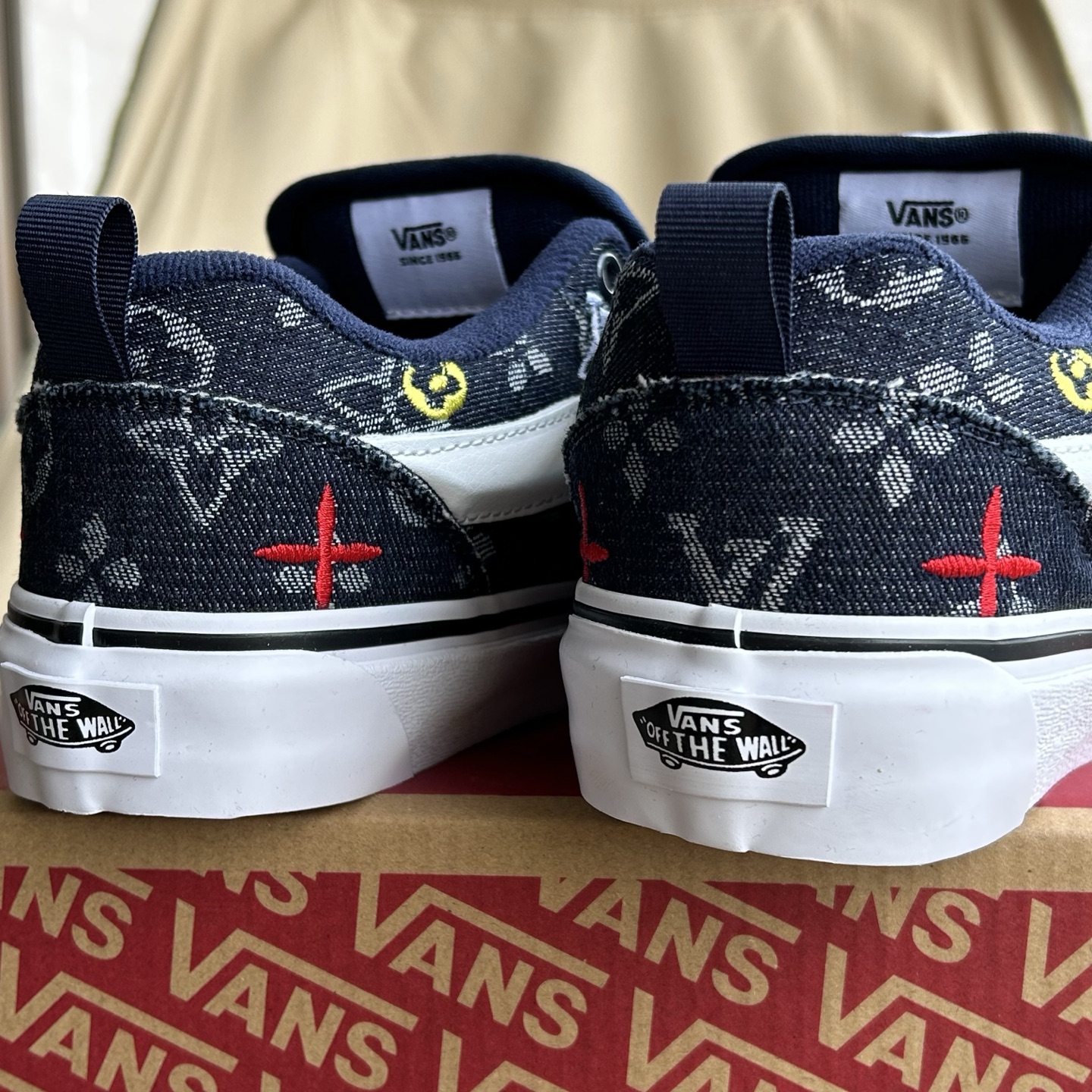 Vans Knu Skool Lv 联名 深蓝 “路易威登联名”刺绣的lv谁能不爱!全鞋身都是lv小标标!万斯也有奢侈感!今年最好的联名万斯没有之一! 货号:MZHJ 颜色:vans面包LV蓝色牛仔