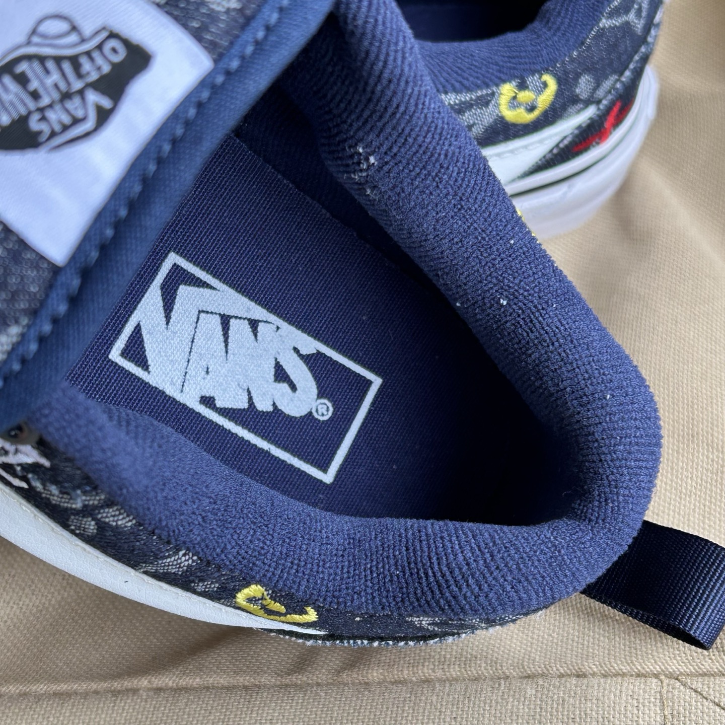 Vans Knu Skool Lv 联名 深蓝 “路易威登联名”刺绣的lv谁能不爱!全鞋身都是lv小标标!万斯也有奢侈感!今年最好的联名万斯没有之一! 货号:MZHJ 颜色:vans面包LV蓝色牛仔