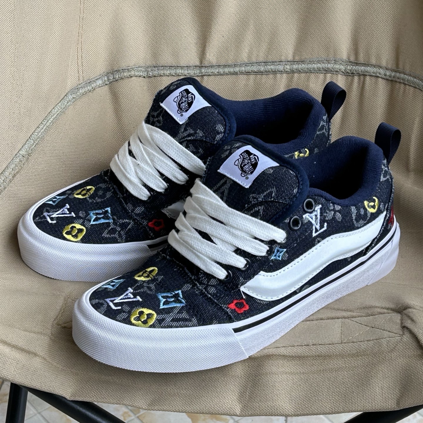Vans Knu Skool Lv 联名 深蓝
“路易威登联名”刺绣的lv谁能不爱！全鞋身都是lv小标标！万斯也有奢侈感！今年最好的联名万斯没有之一！
货号：MZHJ
颜色：vans面包LV蓝色牛仔
尺码：35 36 36.5 37 38 38.5 39 40 40.5 41 42 42.5 43 44