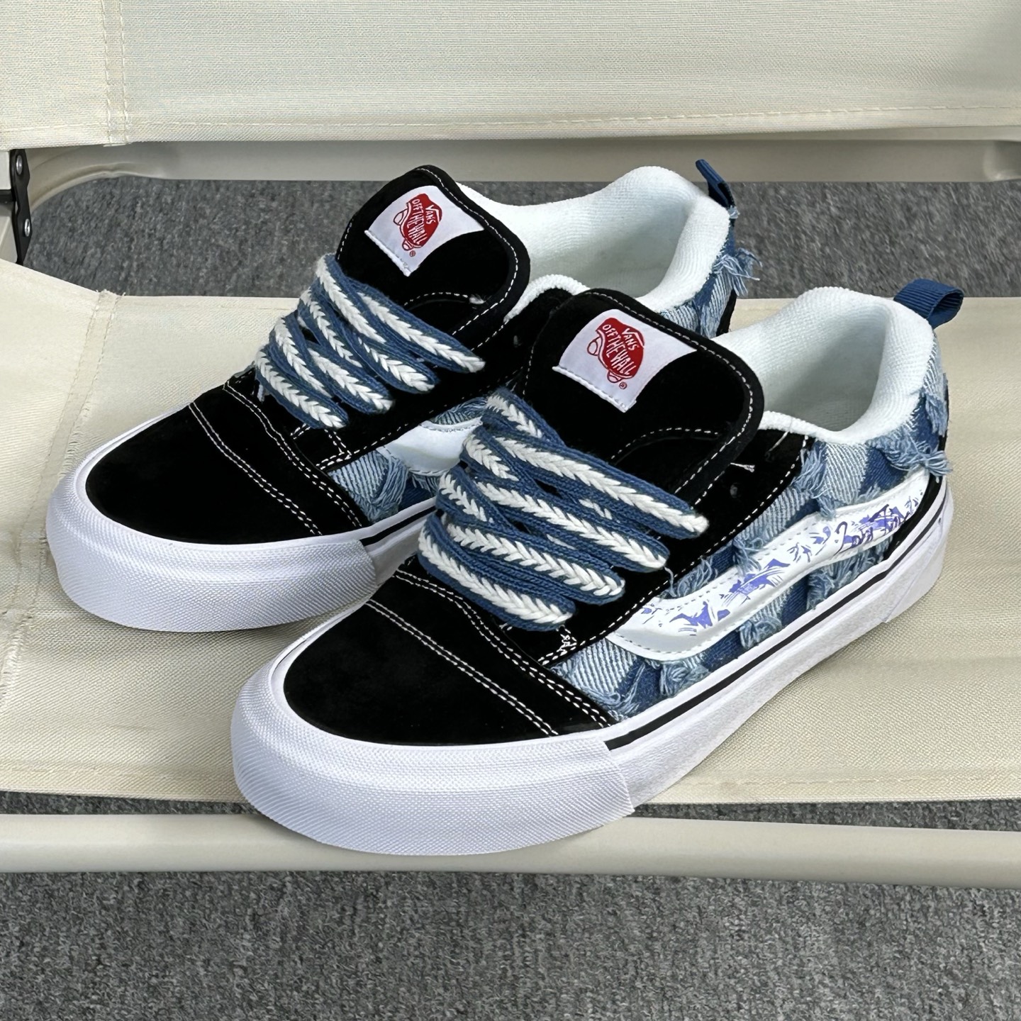 Vans Knu Skool 百搭休闲防滑减震低帮 板鞋男女同款
颜色:vans面包蓝毛格子印刷饰条
货号:MZHJ
尺码:35 36 36.5 37 38 38.5 39 40 40.5 41 42 42.5 43 44