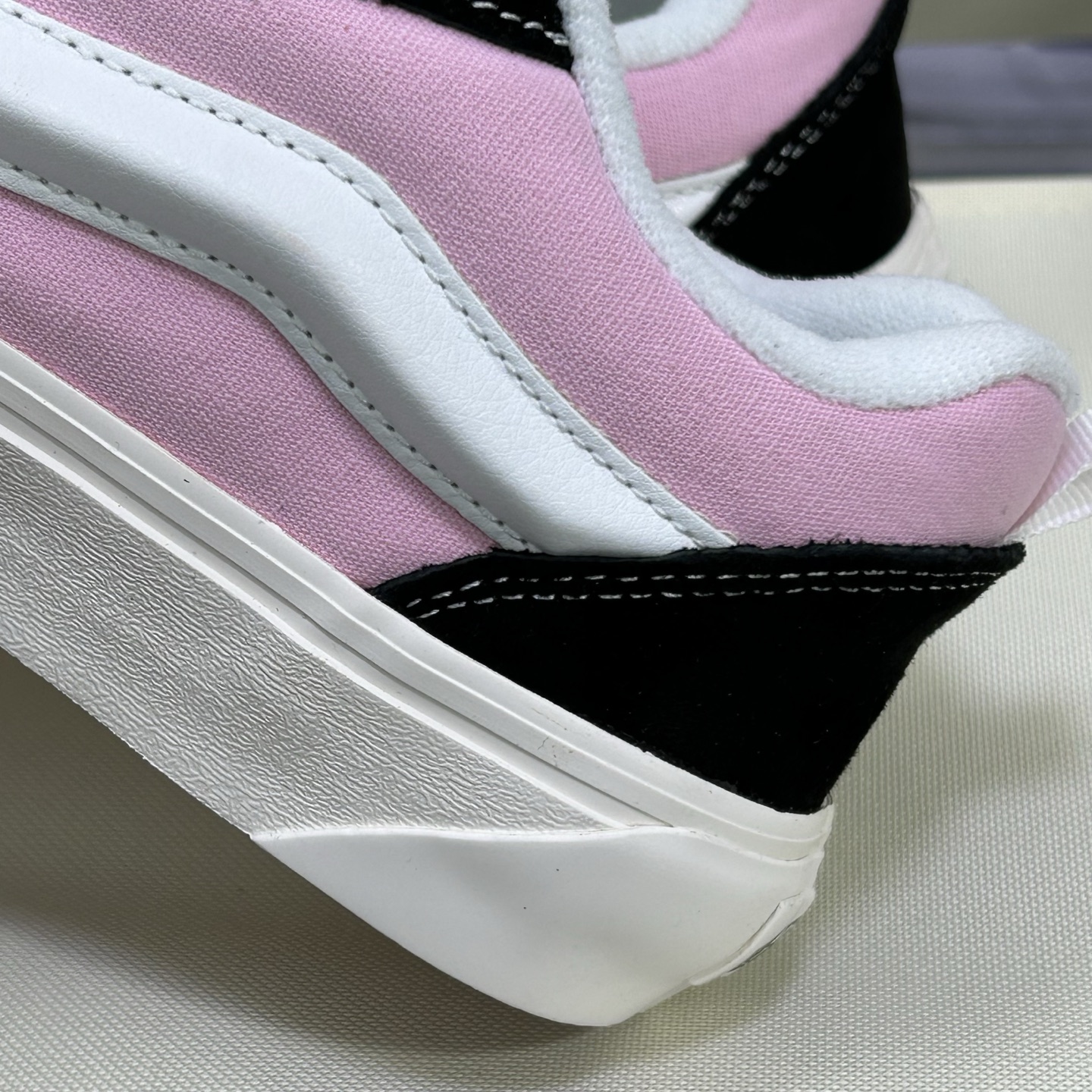 新款发售🔥🔥🔥🔥Vans Knu Skool 百搭休闲防滑减震低帮 板鞋男女同款颜色：vans面包粉色白