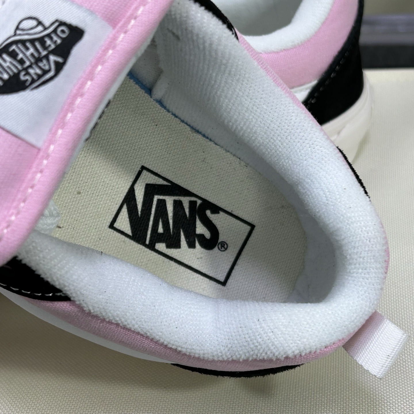 新款发售🔥🔥🔥🔥Vans Knu Skool 百搭休闲防滑减震低帮 板鞋男女同款颜色：vans面包粉色白