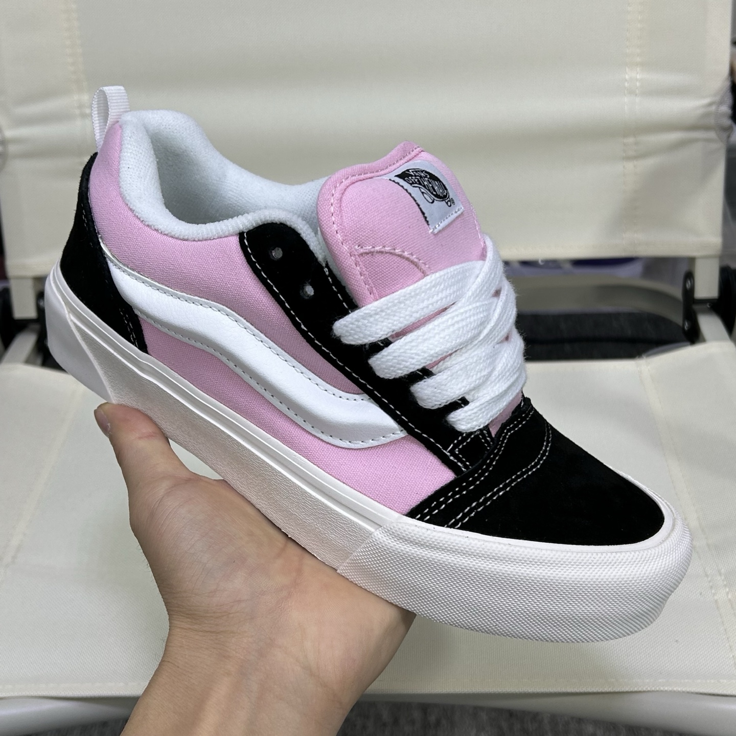 新款发售🔥🔥🔥🔥Vans Knu Skool 百搭休闲防滑减震低帮 板鞋男女同款颜色：vans面包粉色白