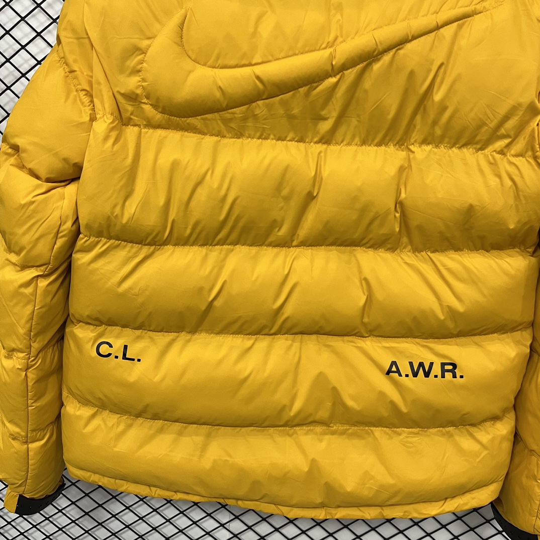 💰155【得物品质】 Nike x Drake Nocta 系列联名立领羽绒棉服外套 王一博同款！众多明星上身！
这应该是这两年来最好看的一款外套！
原版4000+ 第一时间购入开版！
所有细节全部到位！从拉链到印花，到后领标、主标、树胶logo！完全一比一订制！
颜色：黑色 黄色
尺码：  M-2XL