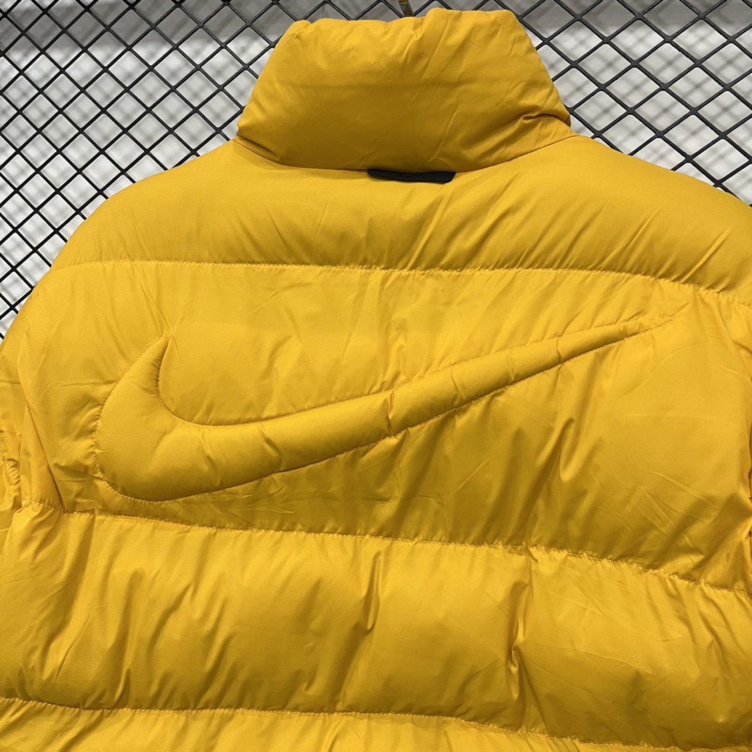 💰155【得物品质】 Nike x Drake Nocta 系列联名立领羽绒棉服外套 王一博同款！众多明星上身！
这应该是这两年来最好看的一款外套！
原版4000+ 第一时间购入开版！
所有细节全部到位！从拉链到印花，到后领标、主标、树胶logo！完全一比一订制！
颜色：黑色 黄色
尺码：  M-2XL