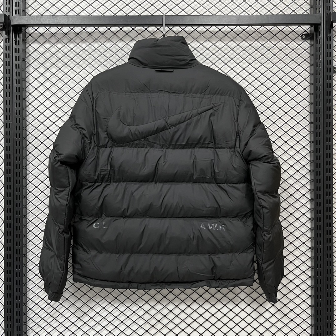 💰155【得物品质】 Nike x Drake Nocta 系列联名立领羽绒棉服外套 王一博同款！众多明星上身！
这应该是这两年来最好看的一款外套！
原版4000+ 第一时间购入开版！
所有细节全部到位！从拉链到印花，到后领标、主标、树胶logo！完全一比一订制！
颜色：黑色 黄色
尺码：  M-2XL