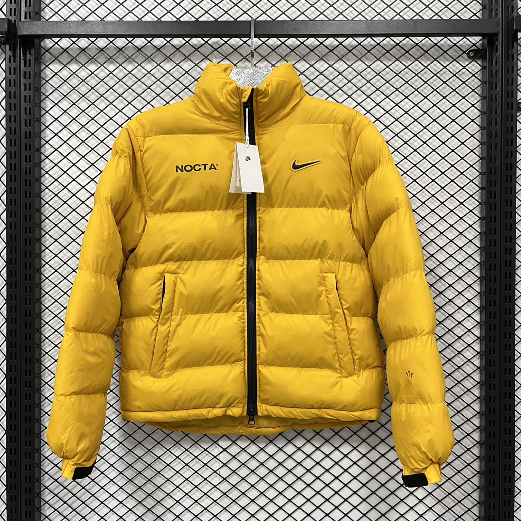 💰155【得物品质】 Nike x Drake Nocta 系列联名立领羽绒棉服外套 王一博同款！众多明星上身！
这应该是这两年来最好看的一款外套！
原版4000+ 第一时间购入开版！
所有细节全部到位！从拉链到印花，到后领标、主标、树胶logo！完全一比一订制！
颜色：黑色 黄色
尺码：  M-2XL