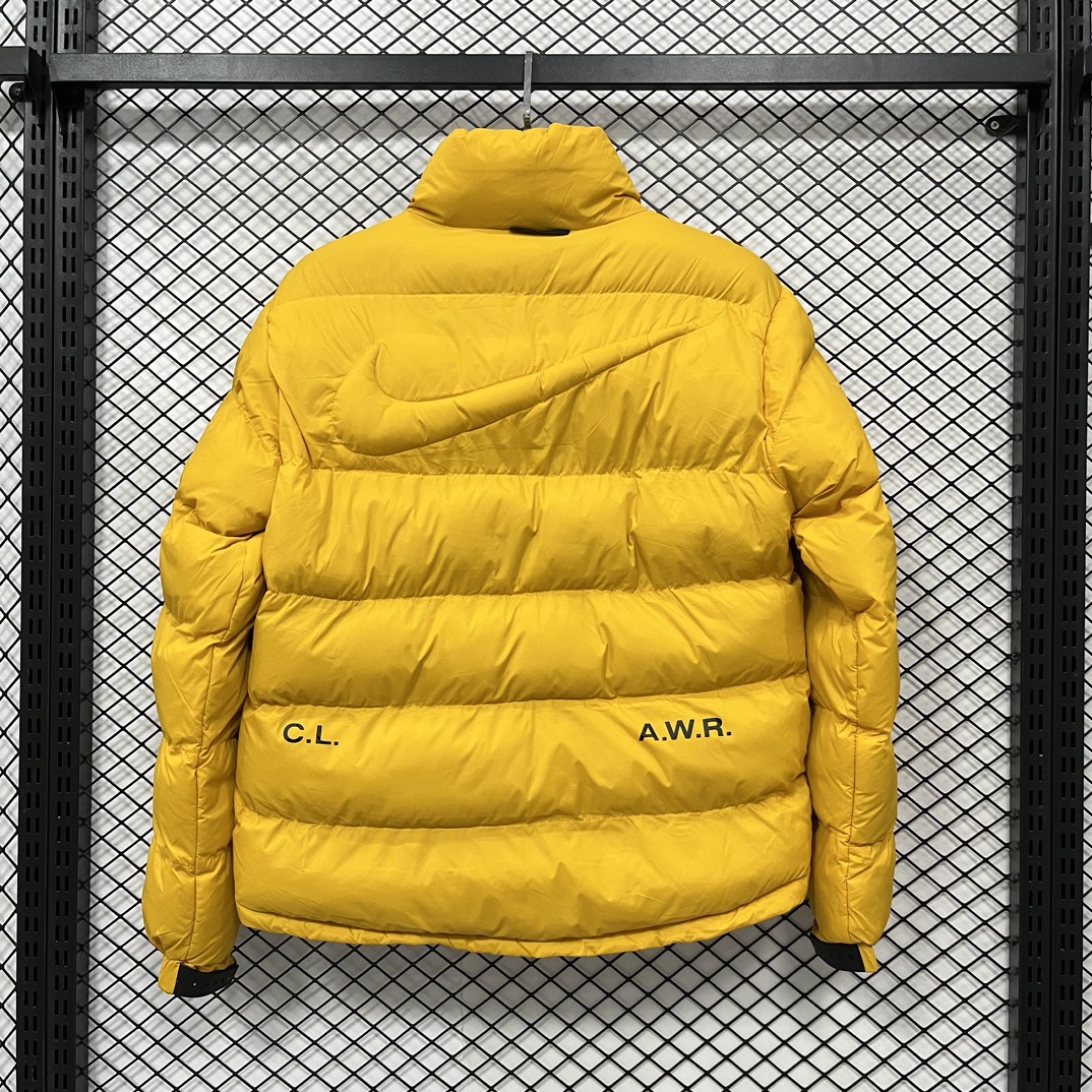 💰155【得物品质】 Nike x Drake Nocta 系列联名立领羽绒棉服外套 王一博同款！众多明星上身！
这应该是这两年来最好看的一款外套！
原版4000+ 第一时间购入开版！
所有细节全部到位！从拉链到印花，到后领标、主标、树胶logo！完全一比一订制！
颜色：黑色 黄色
尺码：  M-2XL