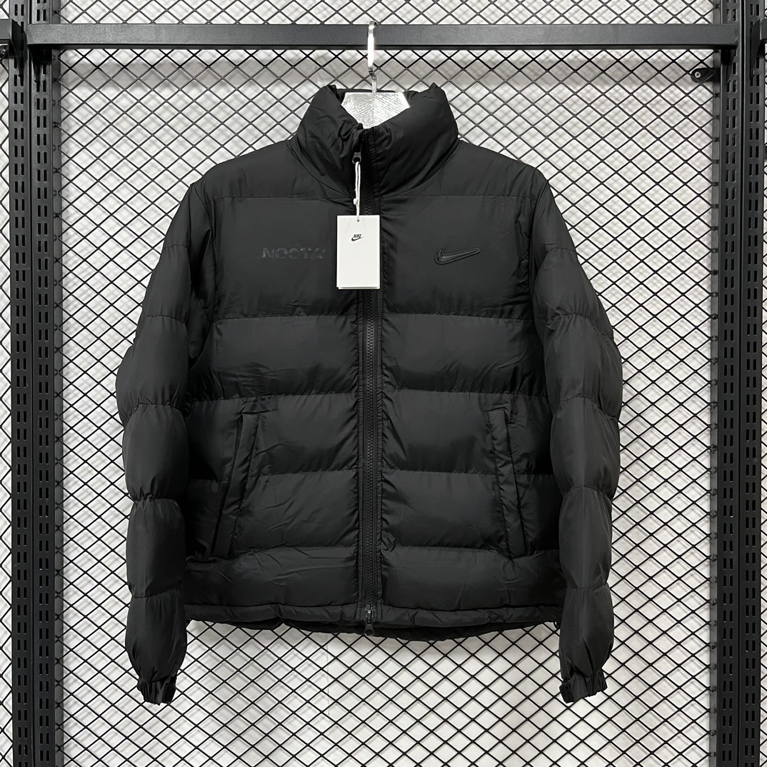 💰155【得物品质】 Nike x Drake Nocta 系列联名立领羽绒棉服外套 王一博同款！众多明星上身！
这应该是这两年来最好看的一款外套！
原版4000+ 第一时间购入开版！
所有细节全部到位！从拉链到印花，到后领标、主标、树胶logo！完全一比一订制！
颜色：黑色 黄色
尺码：  M-2XL