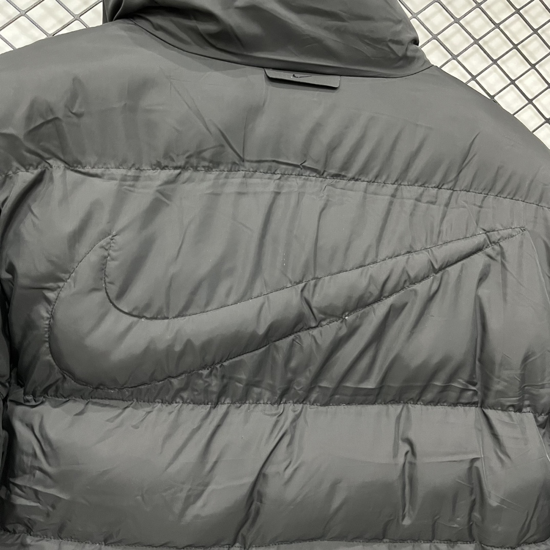 💰155【得物品质】 Nike x Drake Nocta 系列联名立领羽绒棉服外套 王一博同款！众多明星上身！
这应该是这两年来最好看的一款外套！
原版4000+ 第一时间购入开版！
所有细节全部到位！从拉链到印花，到后领标、主标、树胶logo！完全一比一订制！
颜色：黑色 黄色
尺码：  M-2XL