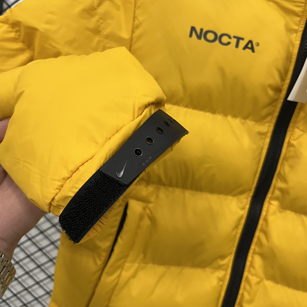 💰155【得物品质】 Nike x Drake Nocta 系列联名立领羽绒棉服外套 王一博同款！众多明星上身！
这应该是这两年来最好看的一款外套！
原版4000+ 第一时间购入开版！
所有细节全部到位！从拉链到印花，到后领标、主标、树胶logo！完全一比一订制！
颜色：黑色 黄色
尺码：  M-2XL