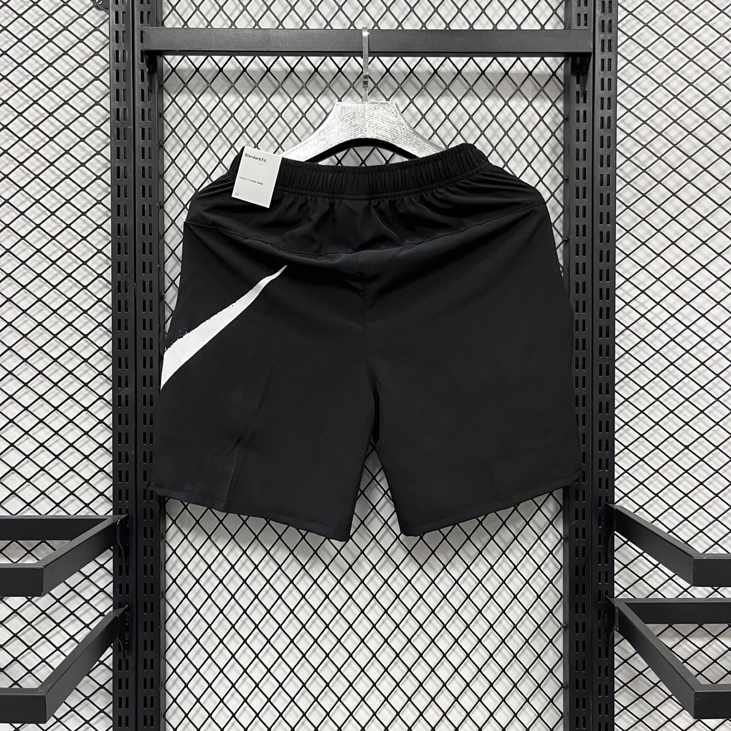  💰45【得物品质】 现货 得物1:1出款 Nike Dri-Fit Flex Woven 3.0 Swoosh 透气超轻梭织运动休闲短裤 耐克泼墨大勾梭织短裤CZ6371,采用原厂优质缎面梭织，轻薄透气，表面平滑柔顺，排汗透气柔软亲肤，运动休闲穿着都很舒服！经典泼墨超大logo,非常简洁清爽的外观造型，
裤腰采用宽幅松紧 不勒人，三标齐全,版型百搭舒适低调大气！口袋带拉链
颜色：橄榄绿 灰色 黑色
尺码：m~3XL 