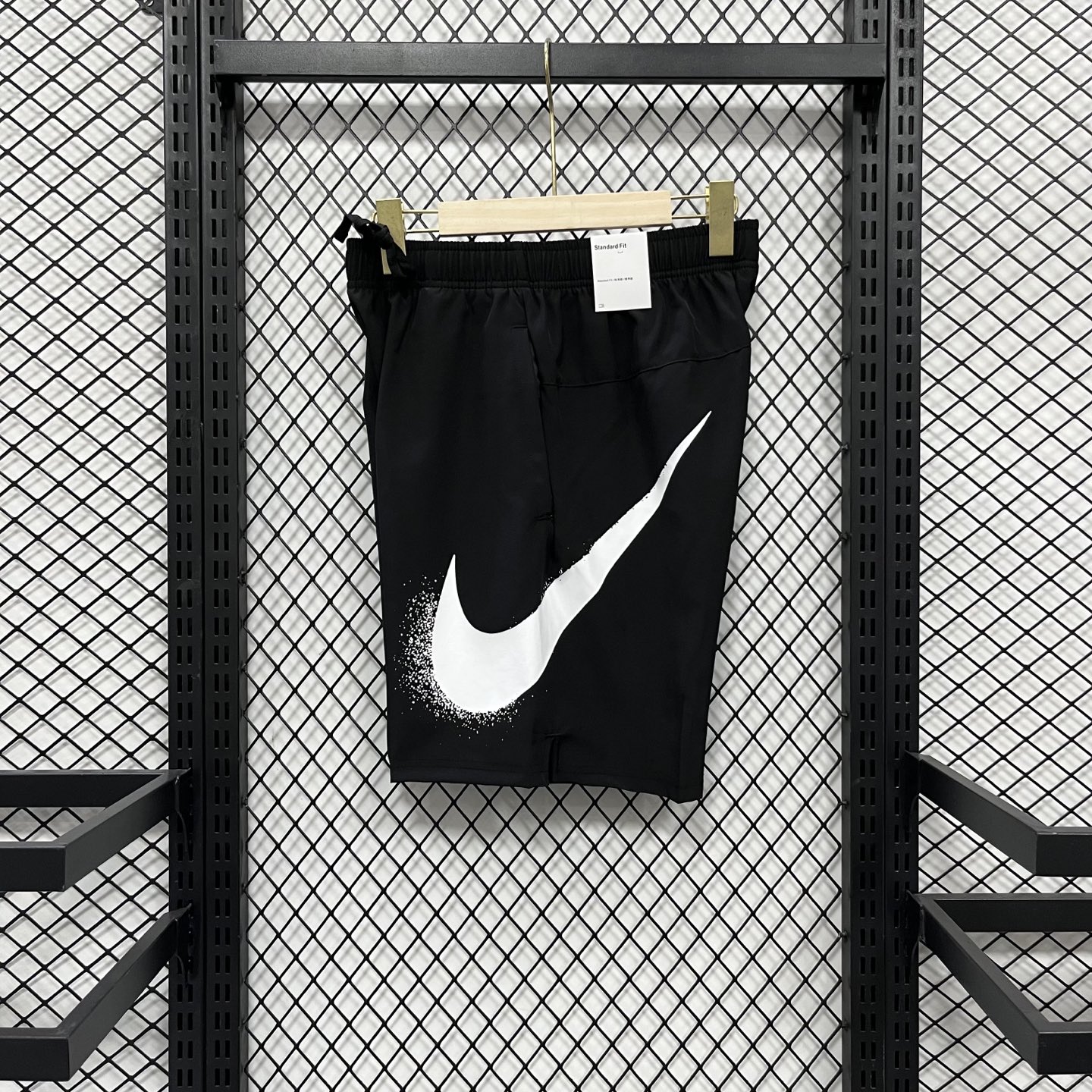  💰45【得物品质】 现货 得物1:1出款 Nike Dri-Fit Flex Woven 3.0 Swoosh 透气超轻梭织运动休闲短裤 耐克泼墨大勾梭织短裤CZ6371,采用原厂优质缎面梭织，轻薄透气，表面平滑柔顺，排汗透气柔软亲肤，运动休闲穿着都很舒服！经典泼墨超大logo,非常简洁清爽的外观造型，
裤腰采用宽幅松紧 不勒人，三标齐全,版型百搭舒适低调大气！口袋带拉链
颜色：橄榄绿 灰色 黑色
尺码：m~3XL 
