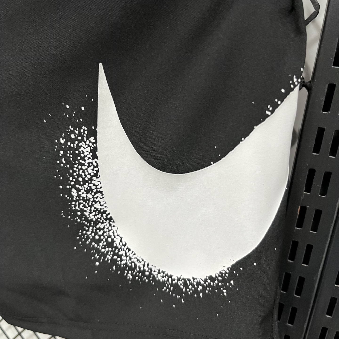  💰45【得物品质】 现货 得物1:1出款 Nike Dri-Fit Flex Woven 3.0 Swoosh 透气超轻梭织运动休闲短裤 耐克泼墨大勾梭织短裤CZ6371,采用原厂优质缎面梭织，轻薄透气，表面平滑柔顺，排汗透气柔软亲肤，运动休闲穿着都很舒服！经典泼墨超大logo,非常简洁清爽的外观造型，
裤腰采用宽幅松紧 不勒人，三标齐全,版型百搭舒适低调大气！口袋带拉链
颜色：橄榄绿 灰色 黑色
尺码：m~3XL 