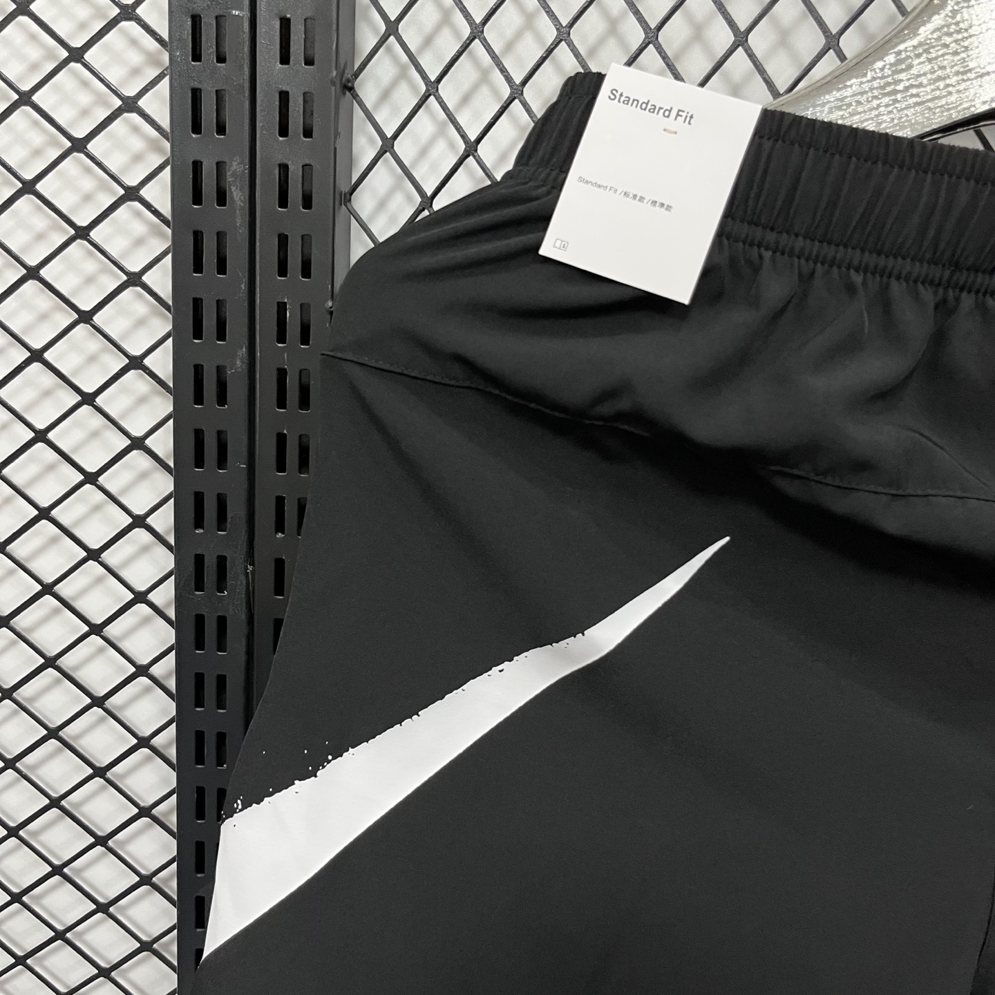  💰45【得物品质】 现货 得物1:1出款 Nike Dri-Fit Flex Woven 3.0 Swoosh 透气超轻梭织运动休闲短裤 耐克泼墨大勾梭织短裤CZ6371,采用原厂优质缎面梭织，轻薄透气，表面平滑柔顺，排汗透气柔软亲肤，运动休闲穿着都很舒服！经典泼墨超大logo,非常简洁清爽的外观造型，
裤腰采用宽幅松紧 不勒人，三标齐全,版型百搭舒适低调大气！口袋带拉链
颜色：橄榄绿 灰色 黑色
尺码：m~3XL 