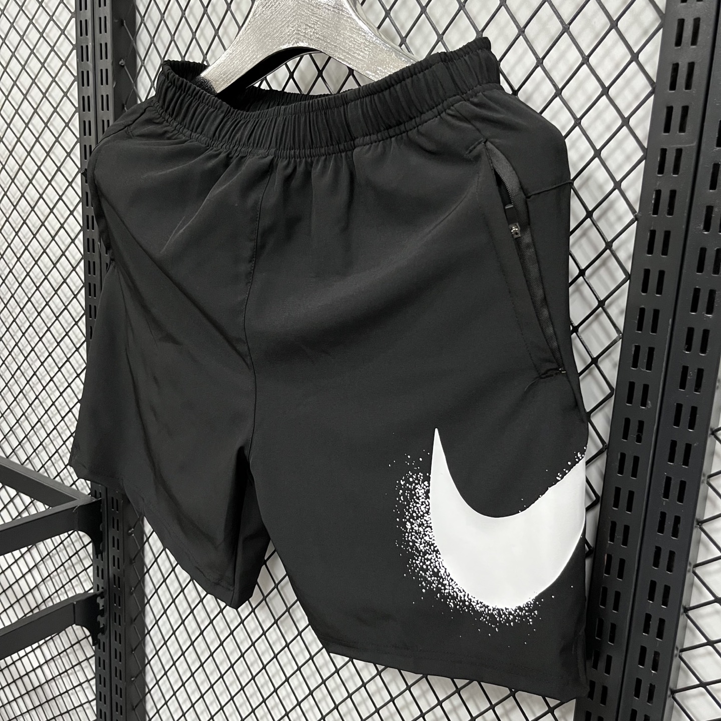  💰45【得物品质】 现货 得物1:1出款 Nike Dri-Fit Flex Woven 3.0 Swoosh 透气超轻梭织运动休闲短裤 耐克泼墨大勾梭织短裤CZ6371,采用原厂优质缎面梭织，轻薄透气，表面平滑柔顺，排汗透气柔软亲肤，运动休闲穿着都很舒服！经典泼墨超大logo,非常简洁清爽的外观造型，
裤腰采用宽幅松紧 不勒人，三标齐全,版型百搭舒适低调大气！口袋带拉链
颜色：橄榄绿 灰色 黑色
尺码：m~3XL 