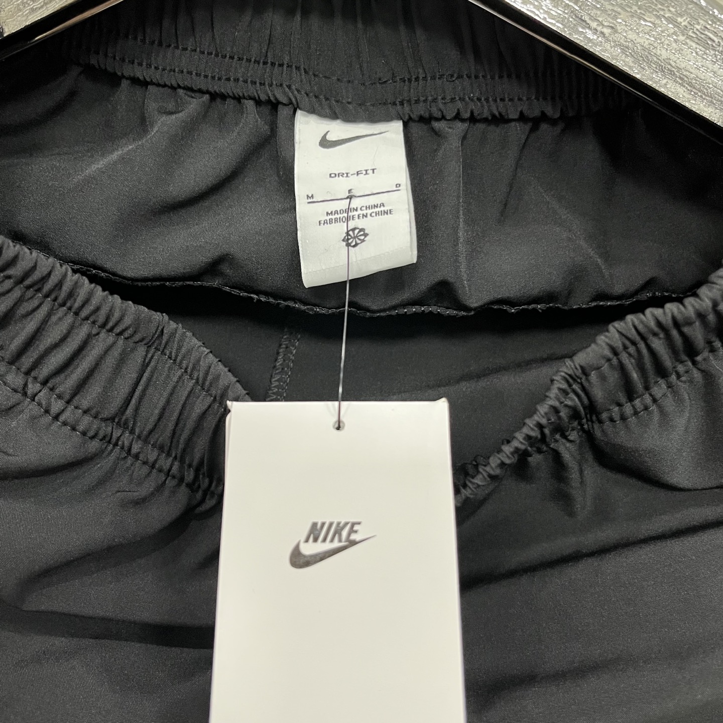  💰45【得物品质】 现货 得物1:1出款 Nike Dri-Fit Flex Woven 3.0 Swoosh 透气超轻梭织运动休闲短裤 耐克泼墨大勾梭织短裤CZ6371,采用原厂优质缎面梭织，轻薄透气，表面平滑柔顺，排汗透气柔软亲肤，运动休闲穿着都很舒服！经典泼墨超大logo,非常简洁清爽的外观造型，
裤腰采用宽幅松紧 不勒人，三标齐全,版型百搭舒适低调大气！口袋带拉链
颜色：橄榄绿 灰色 黑色
尺码：m~3XL 