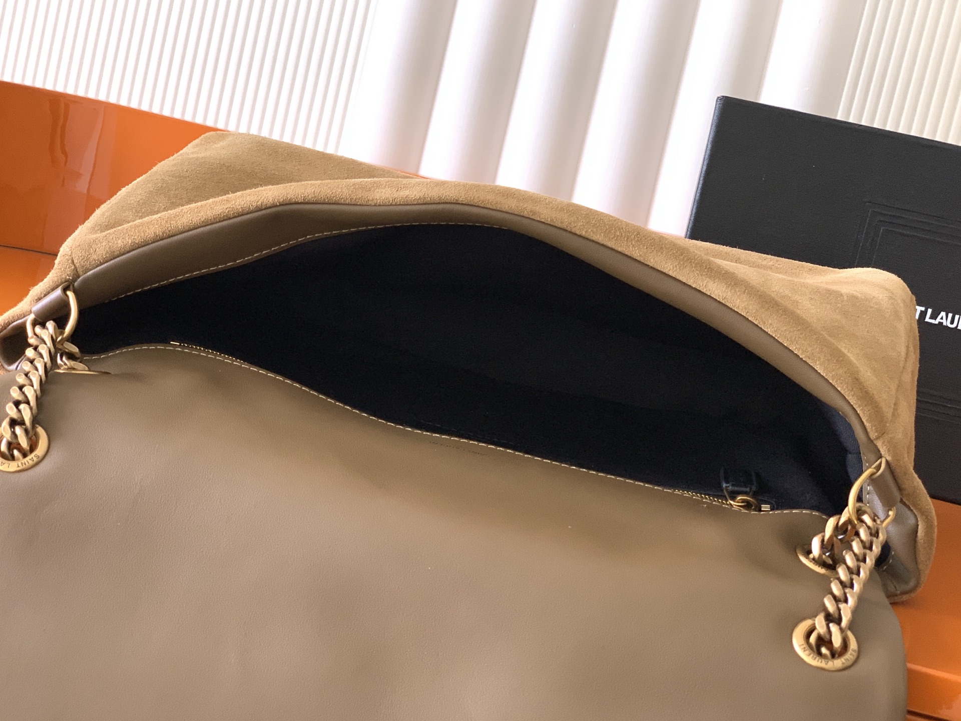 Saint Laurent 磨砂皮金叶色/金 简约而不失优雅圣罗兰的新标志性手袋