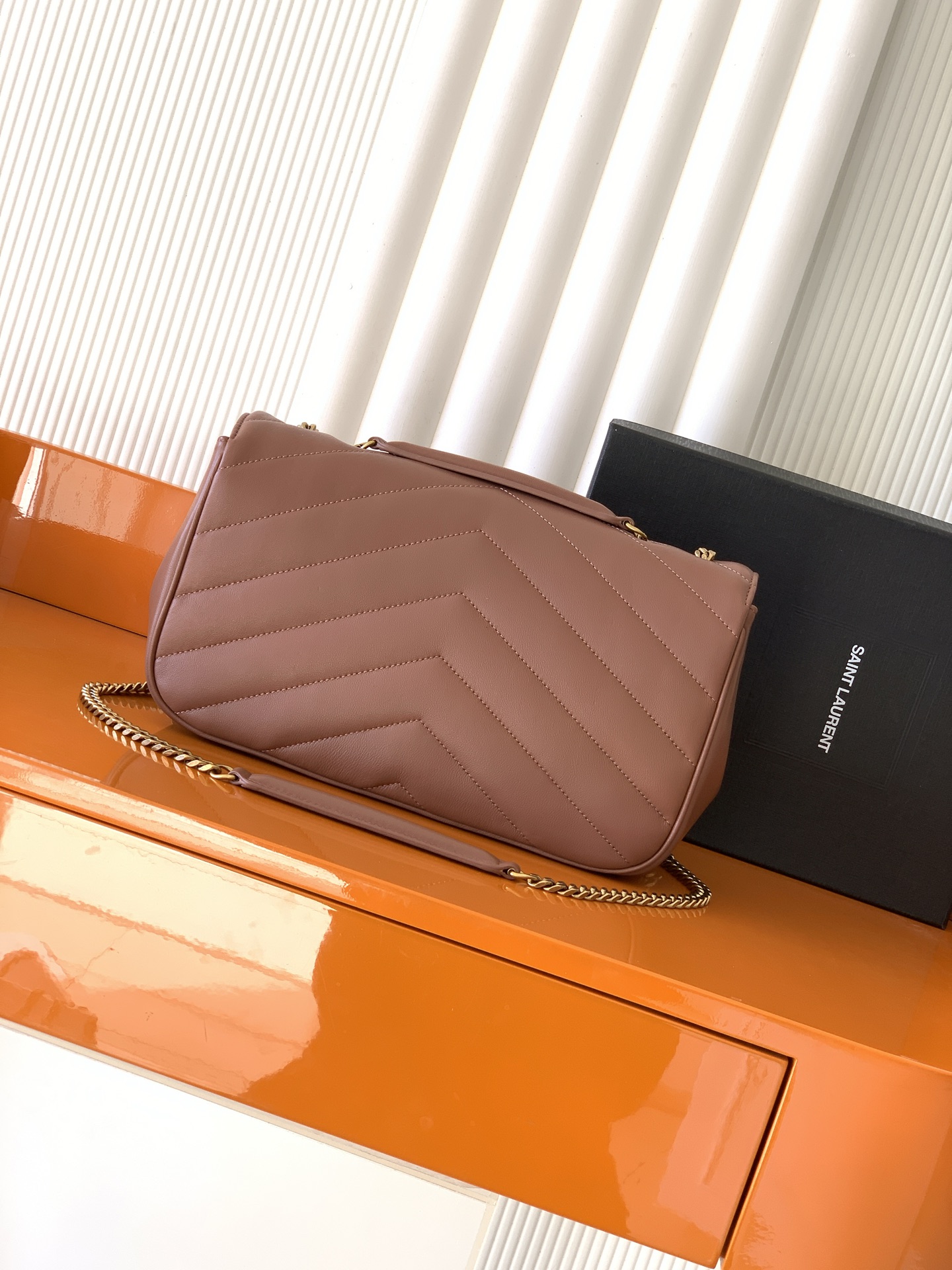 Saint Laurent 中号玫瑰沙羊皮/古金 25早春新款LouLou中号 质感细腻高级 羊皮手感柔柔软软的