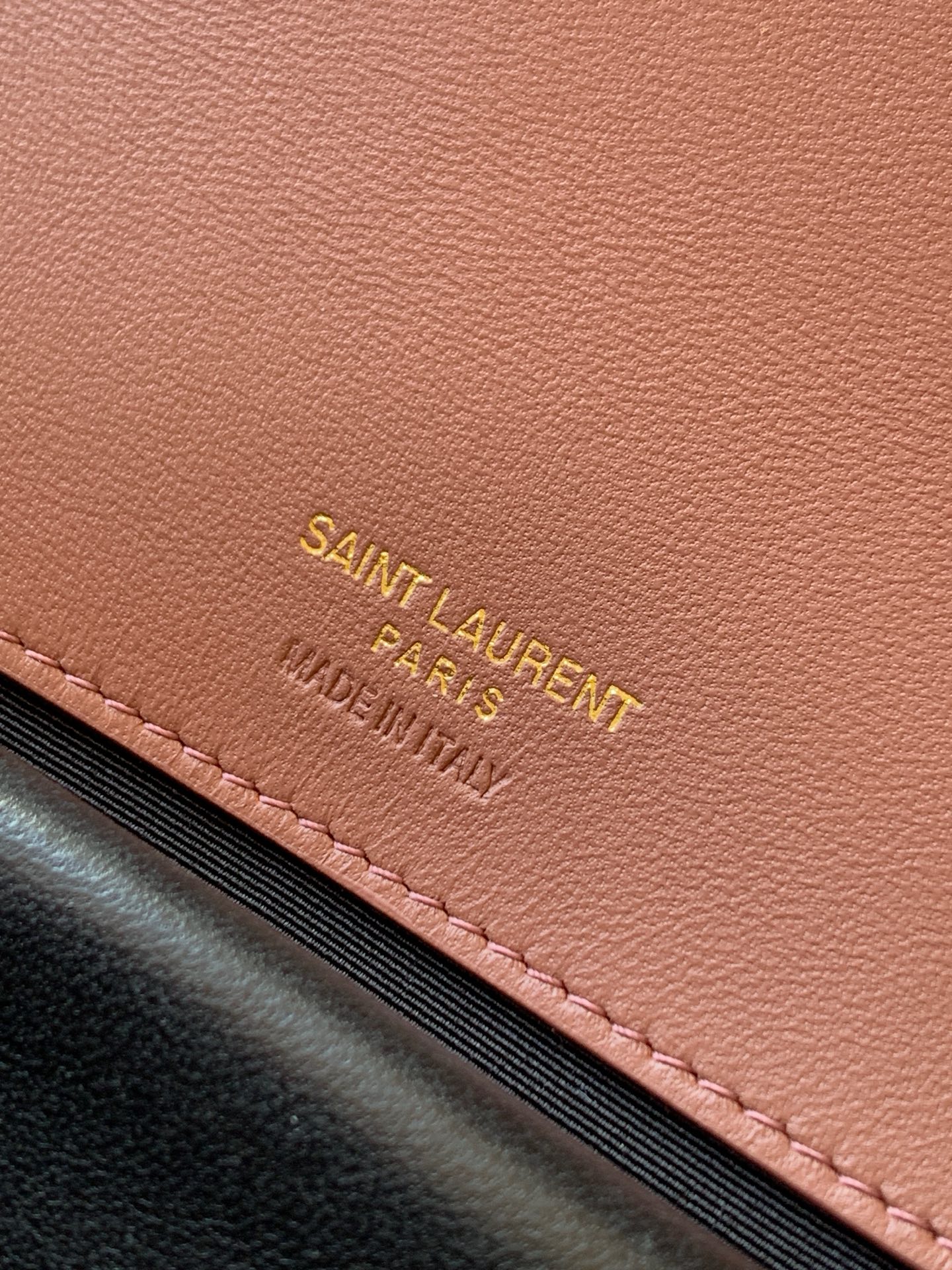 Saint Laurent 小号玫瑰沙羊皮/古金 质感细腻高级 羊皮手感柔柔软软的 新版羊皮很有光泽感、配有可拆卸卡包