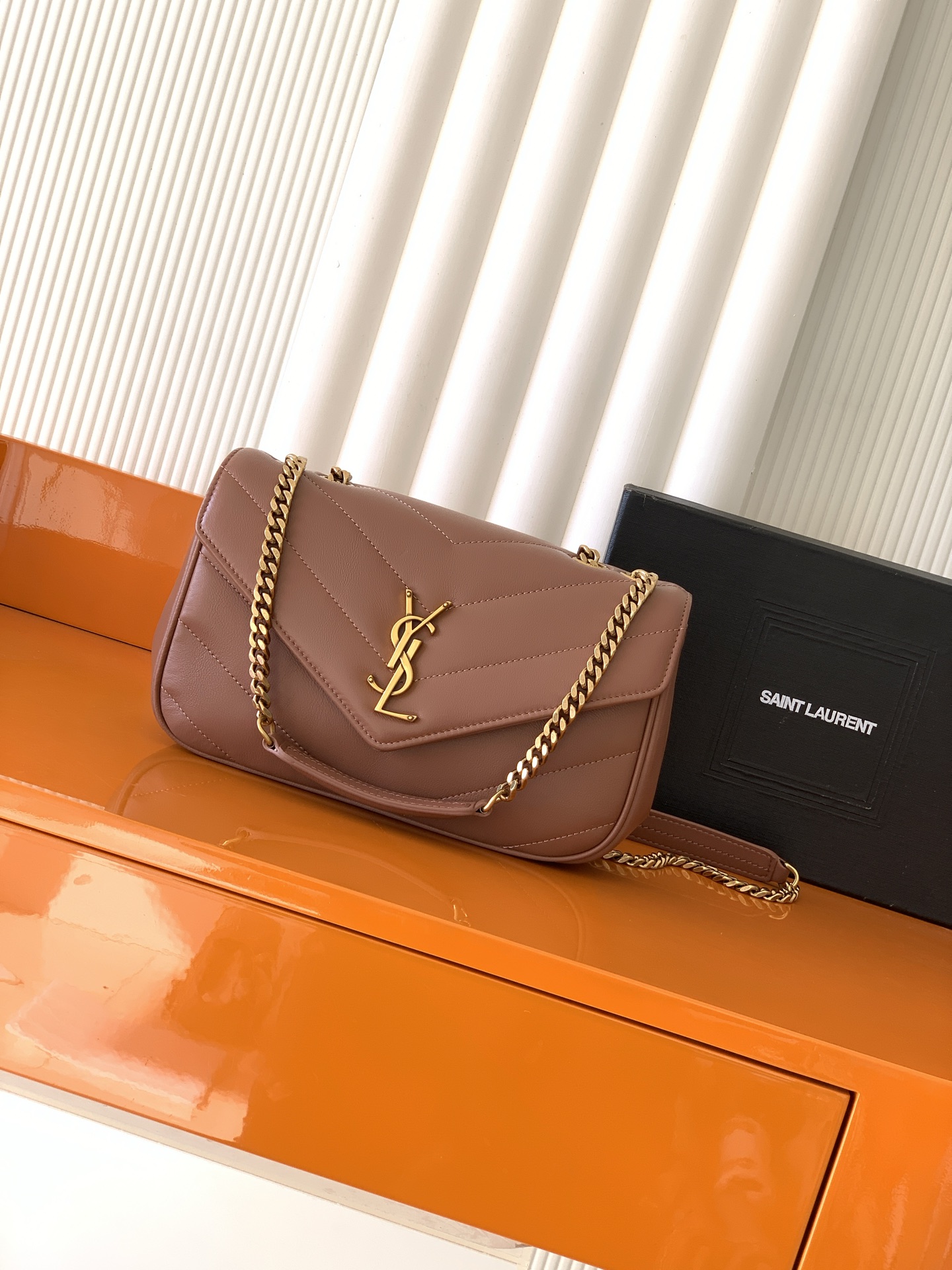 Saint Laurent 小号玫瑰沙羊皮/古金 质感细腻高级 羊皮手感柔柔软软的 新版羊皮很有光泽感、配有可拆卸卡包
