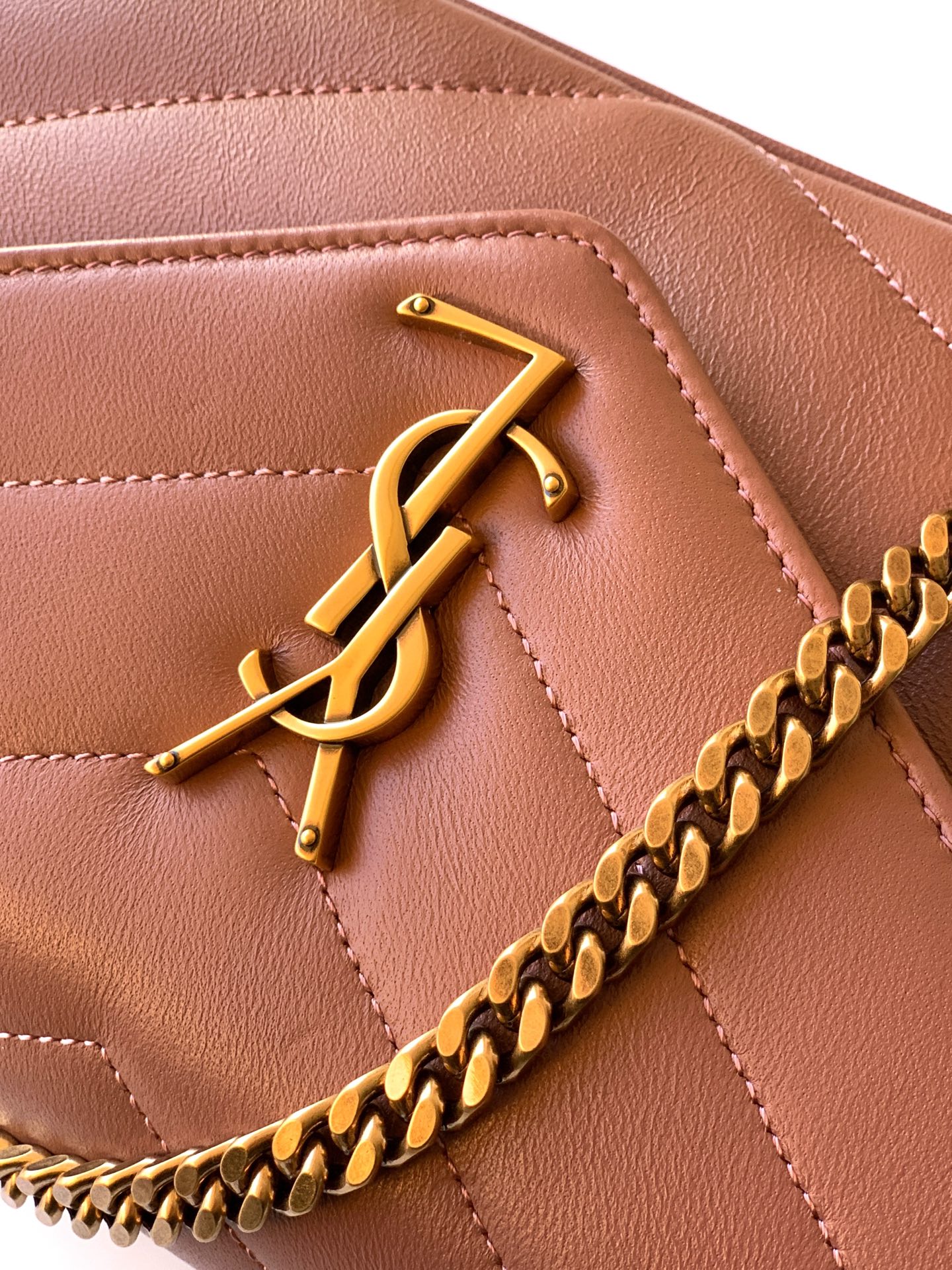 Saint Laurent 小号玫瑰沙羊皮/古金 质感细腻高级 羊皮手感柔柔软软的 新版羊皮很有光泽感、配有可拆卸卡包