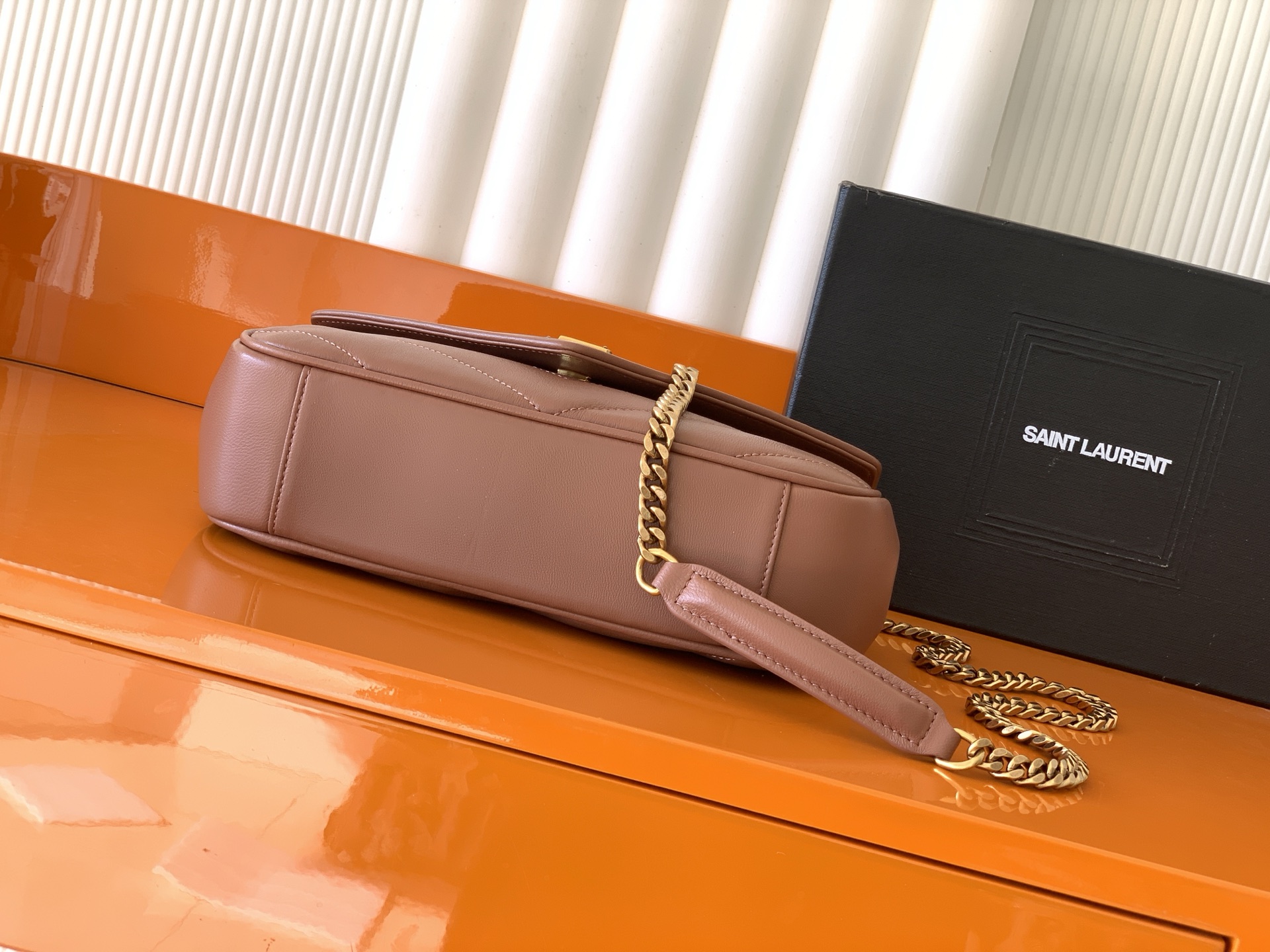 Saint Laurent 小号玫瑰沙羊皮/古金 质感细腻高级 羊皮手感柔柔软软的 新版羊皮很有光泽感、配有可拆卸卡包