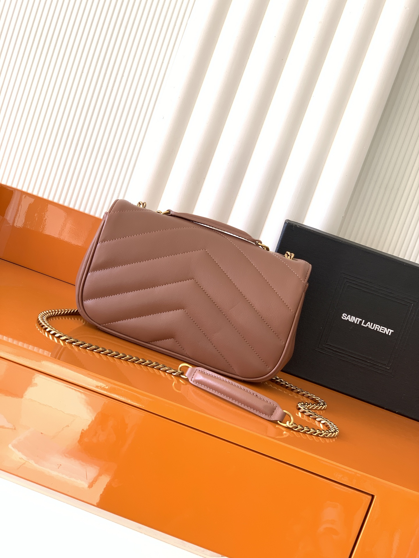 Saint Laurent 小号玫瑰沙羊皮/古金 质感细腻高级 羊皮手感柔柔软软的 新版羊皮很有光泽感、配有可拆卸卡包