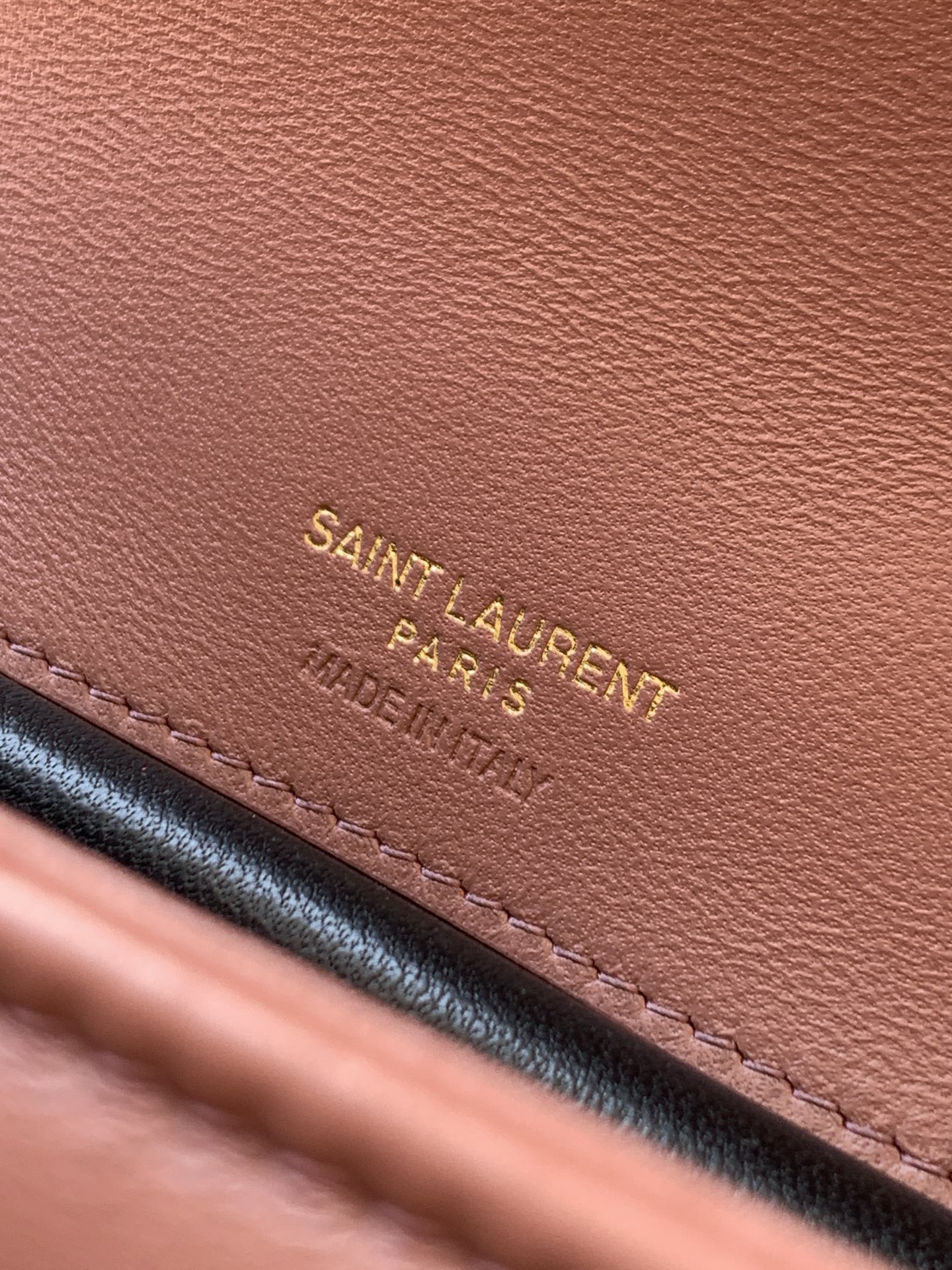 Saint Laurent 迷你玫瑰沙羊皮/古金 质感细腻高级 羊皮手感柔柔软软的 新版羊皮很有光泽感、配有可拆卸卡包