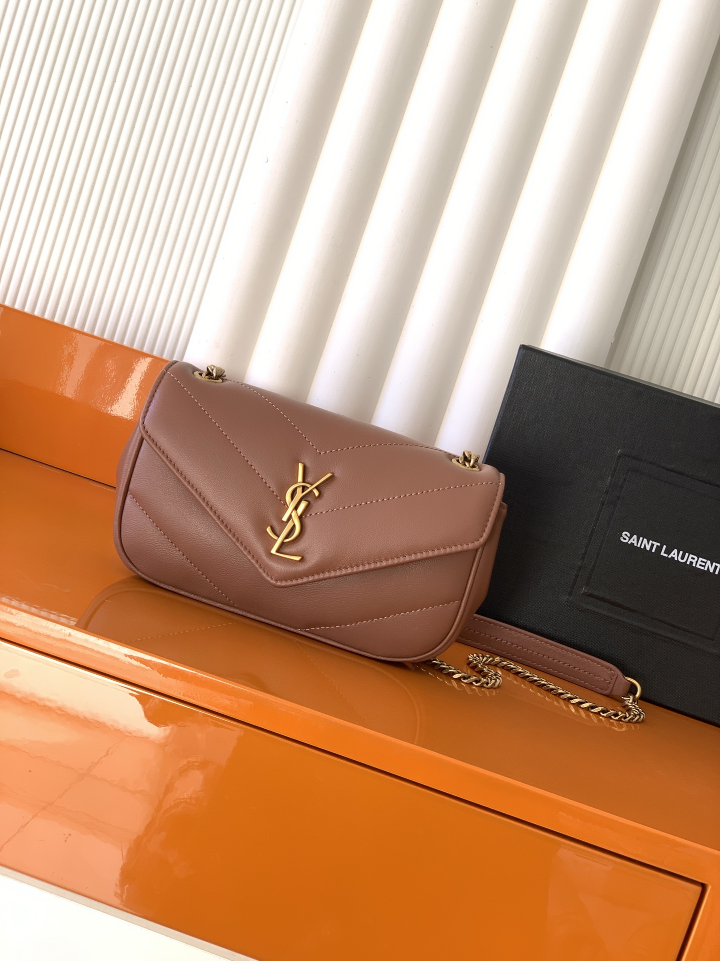 Saint Laurent 迷你玫瑰沙羊皮/古金 质感细腻高级 羊皮手感柔柔软软的 新版羊皮很有光泽感、配有可拆卸卡包