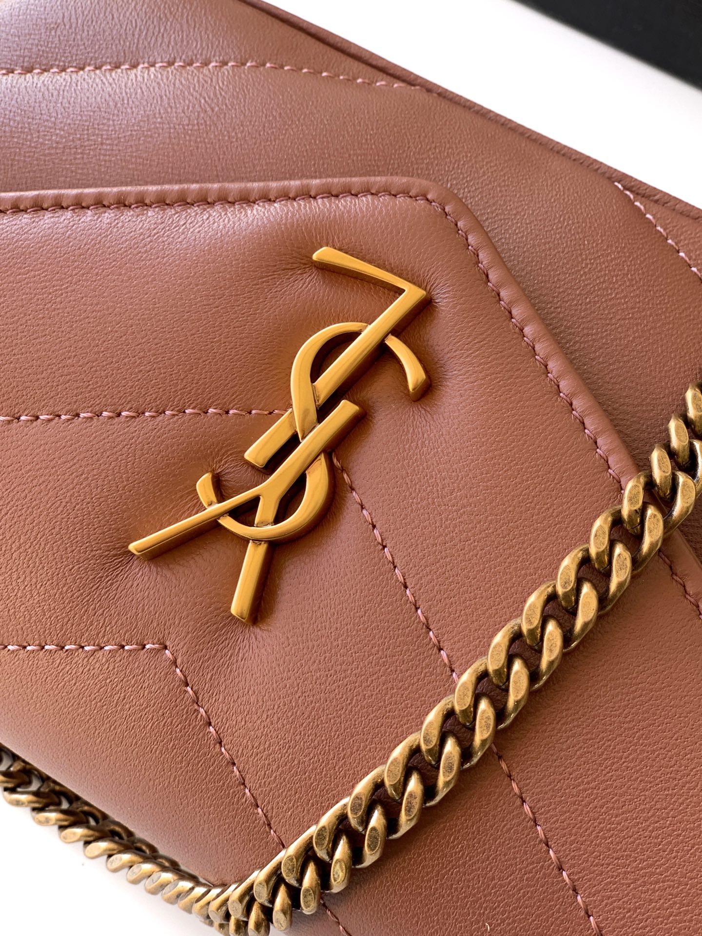 Saint Laurent 迷你玫瑰沙羊皮/古金 质感细腻高级 羊皮手感柔柔软软的 新版羊皮很有光泽感、配有可拆卸卡包