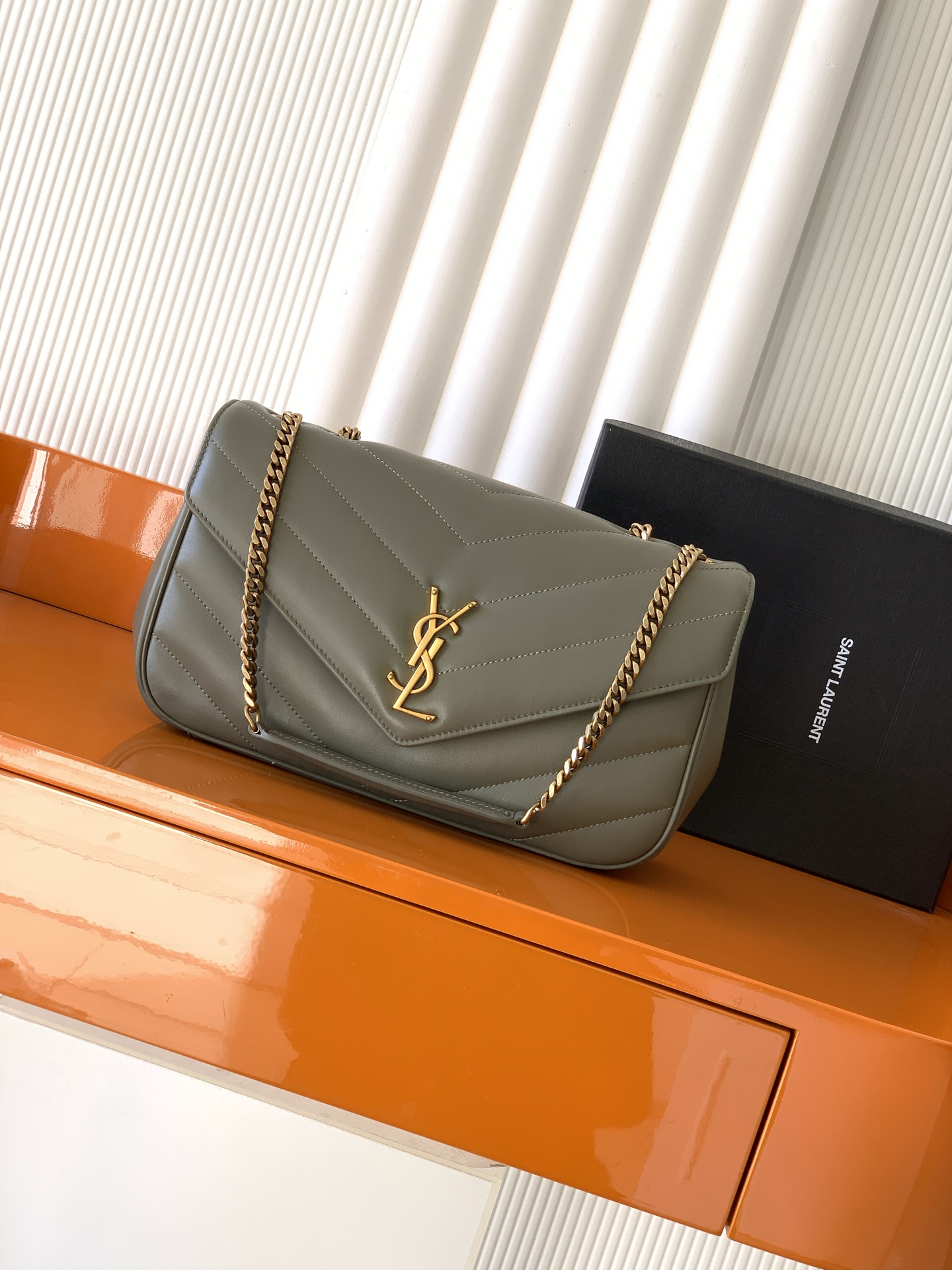 Saint Laurent 中号苔藓绿羊皮/古金