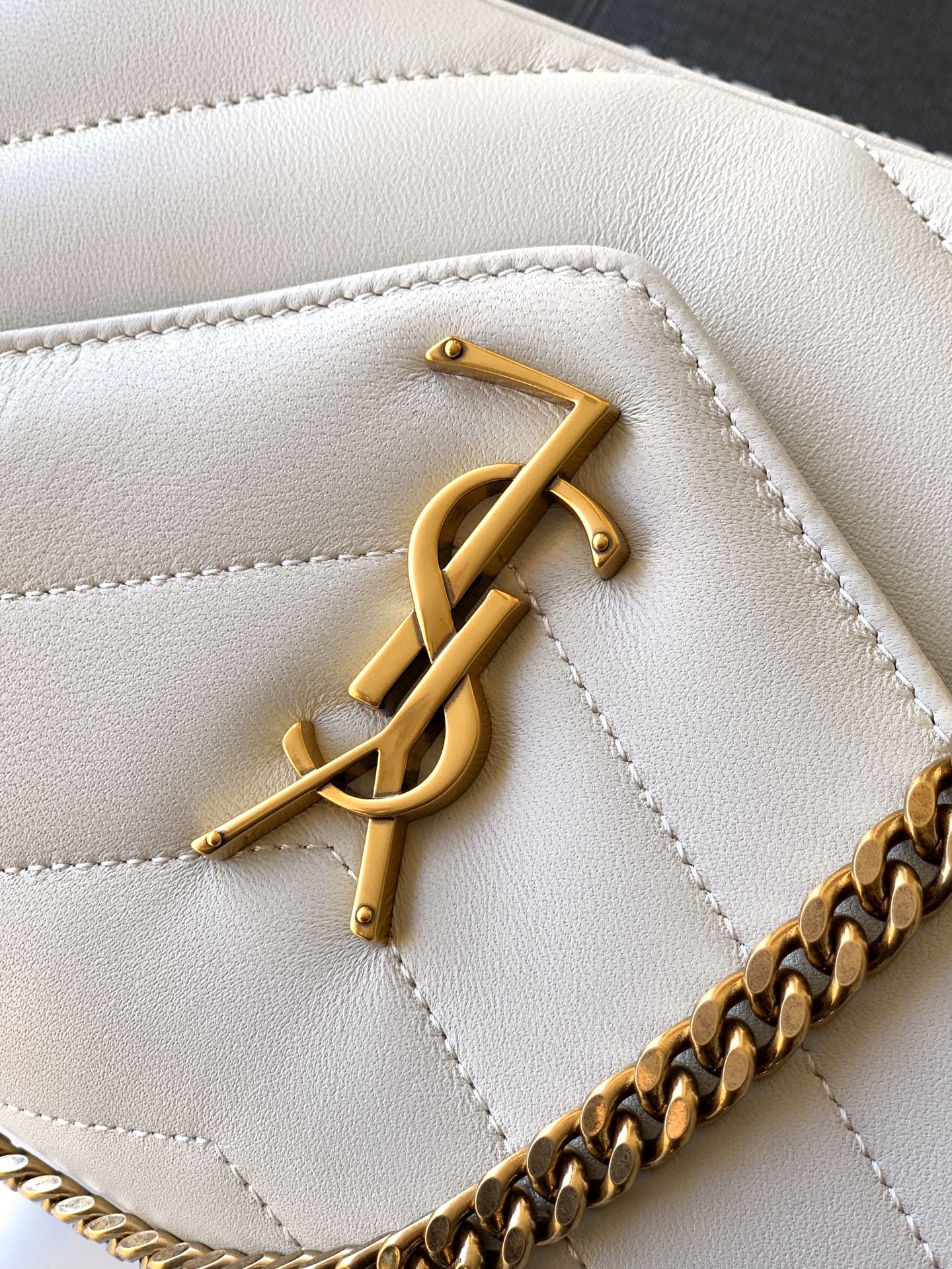 Saint Laurent 小号白色羊皮/古金 25早春新款LouLou小号 质感细腻高级 羊皮手感柔柔软软的