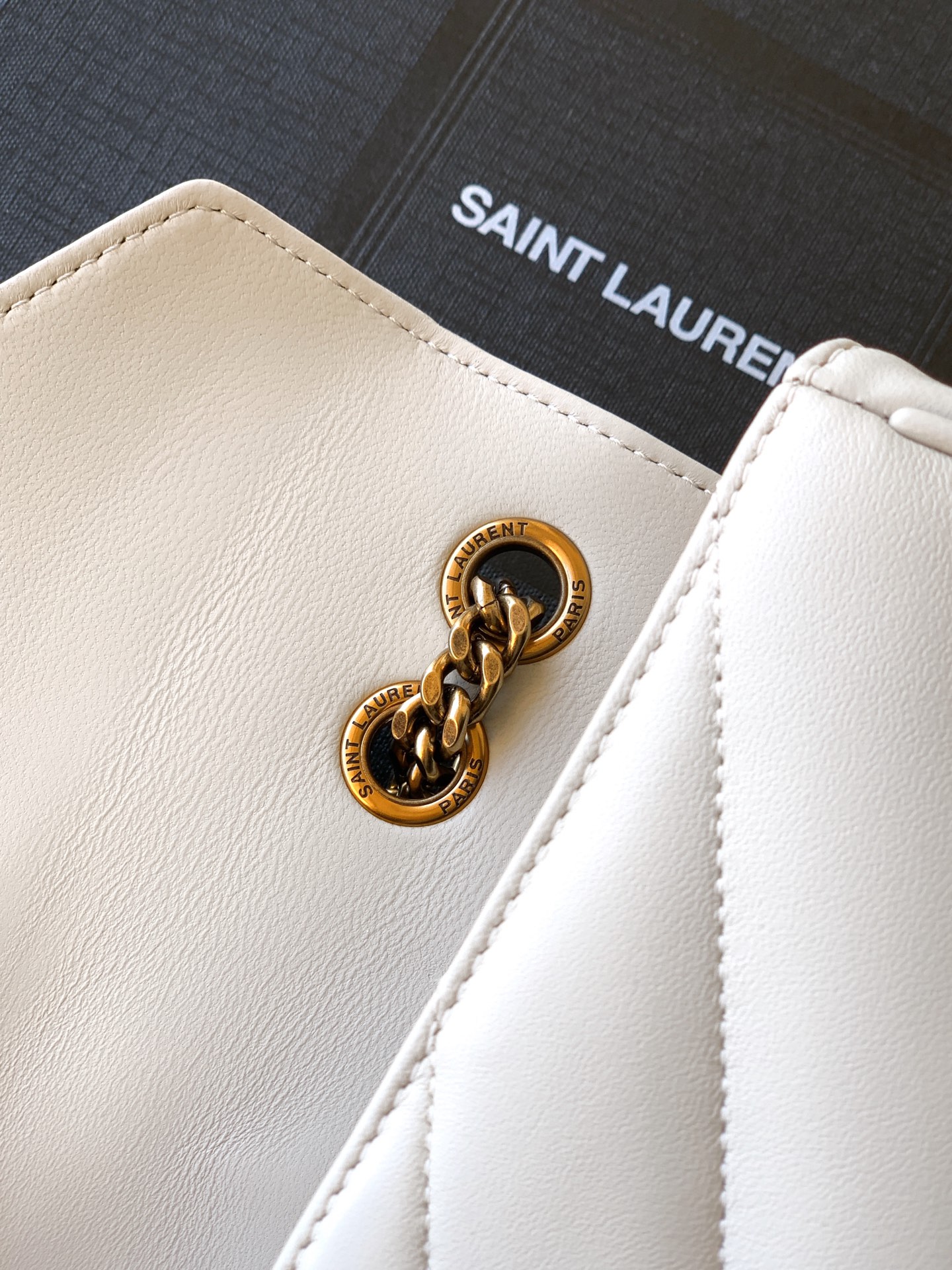 Saint Laurent 小号白色羊皮/古金 25早春新款LouLou小号 质感细腻高级 羊皮手感柔柔软软的