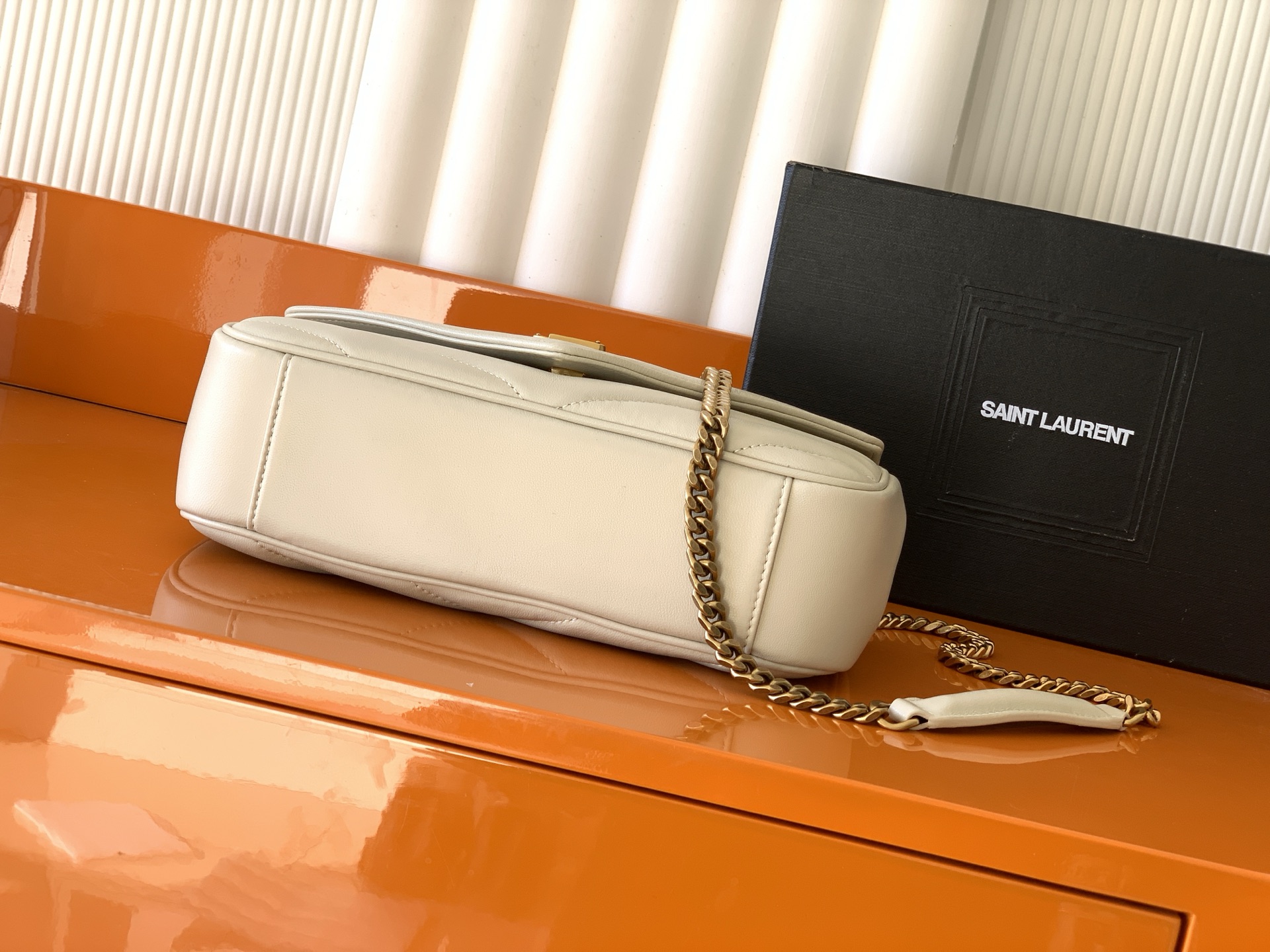 Saint Laurent 小号白色羊皮/古金 25早春新款LouLou小号 质感细腻高级 羊皮手感柔柔软软的