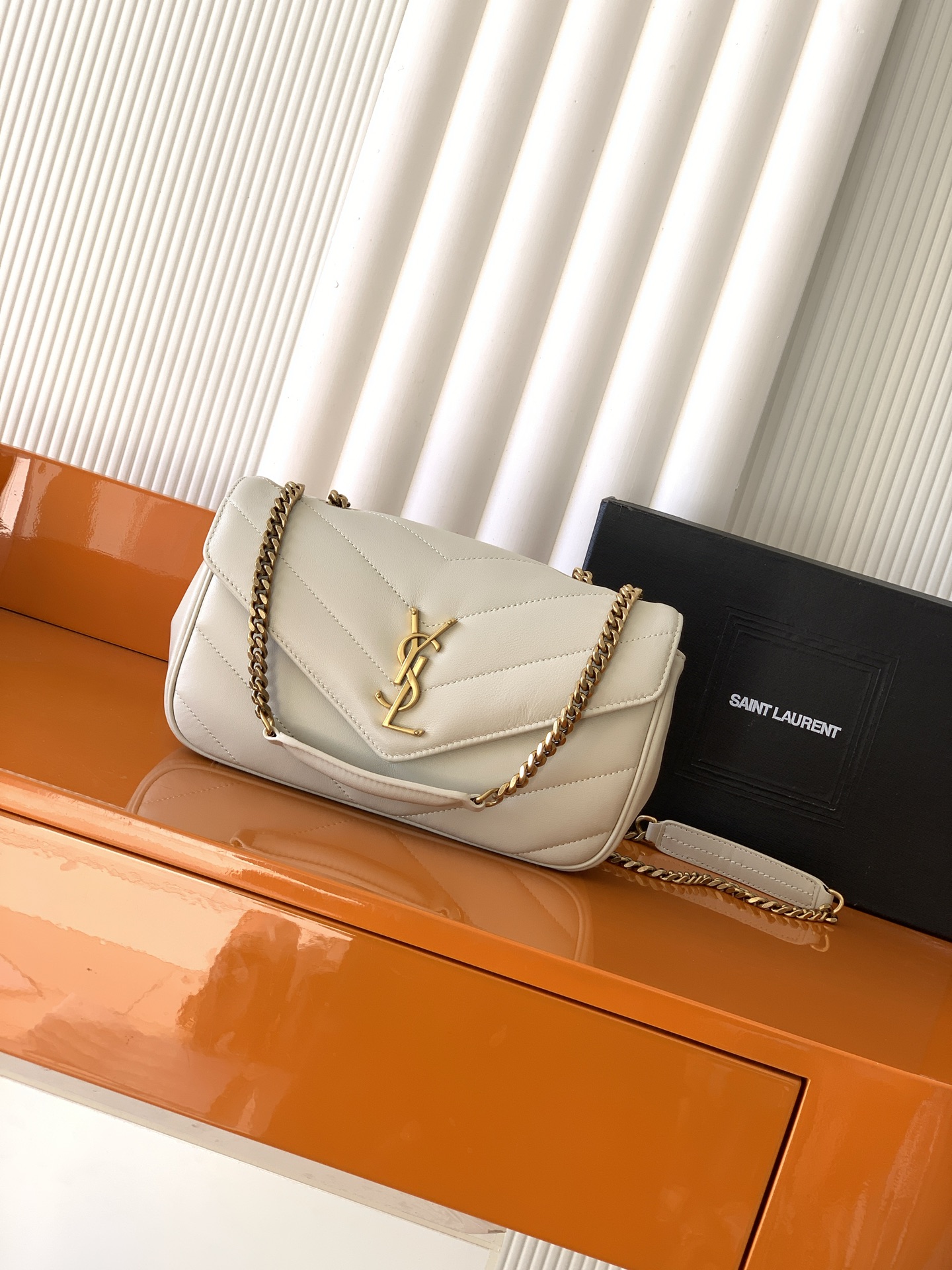 Saint Laurent 小号白色羊皮/古金 25早春新款LouLou小号 质感细腻高级 羊皮手感柔柔软软的